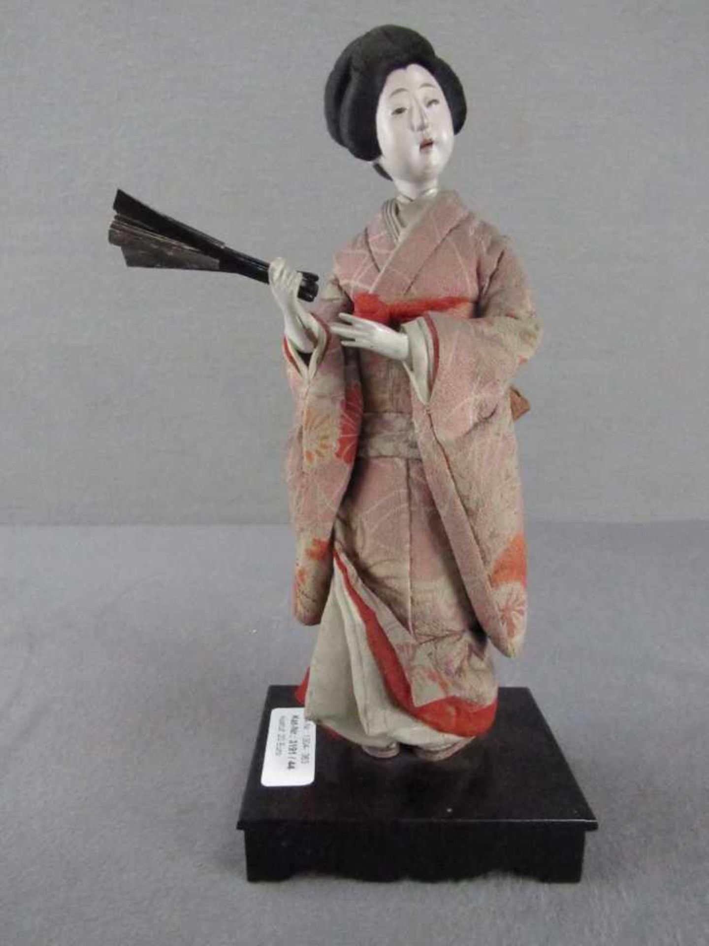 Japanische Puppe auf Sockel Geisha sehr fein gearbeitet 20. Jahrhundert 29cm hoch