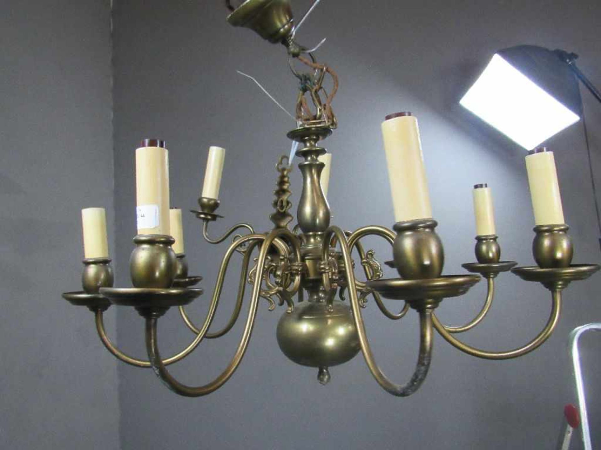 Bronzeguss Lampe mit passigem Wandleuchter