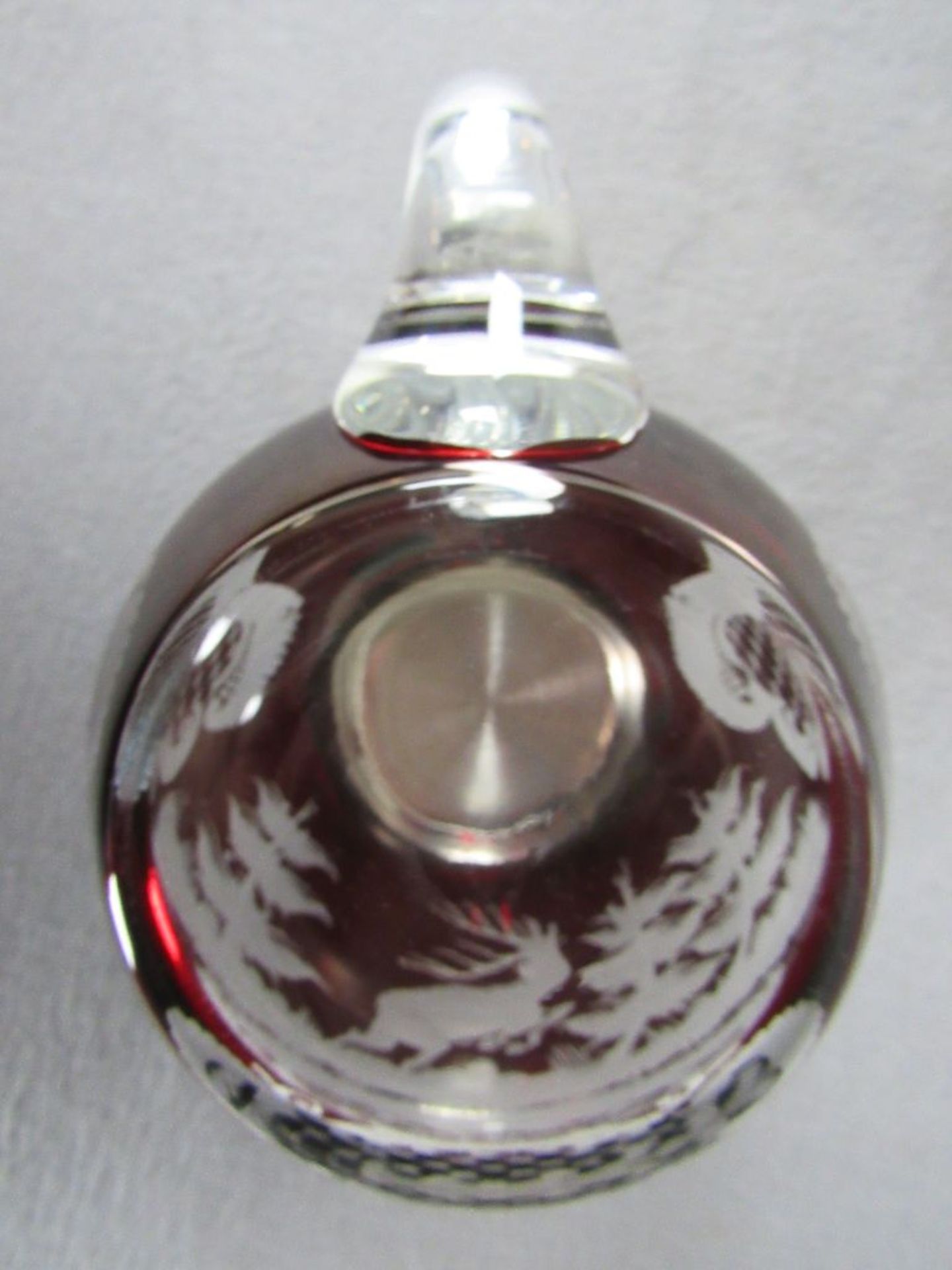 Geschliffener Glaskrug mit Zinndeckel 12cm Rotglas jagliche Szene - Bild 4 aus 4