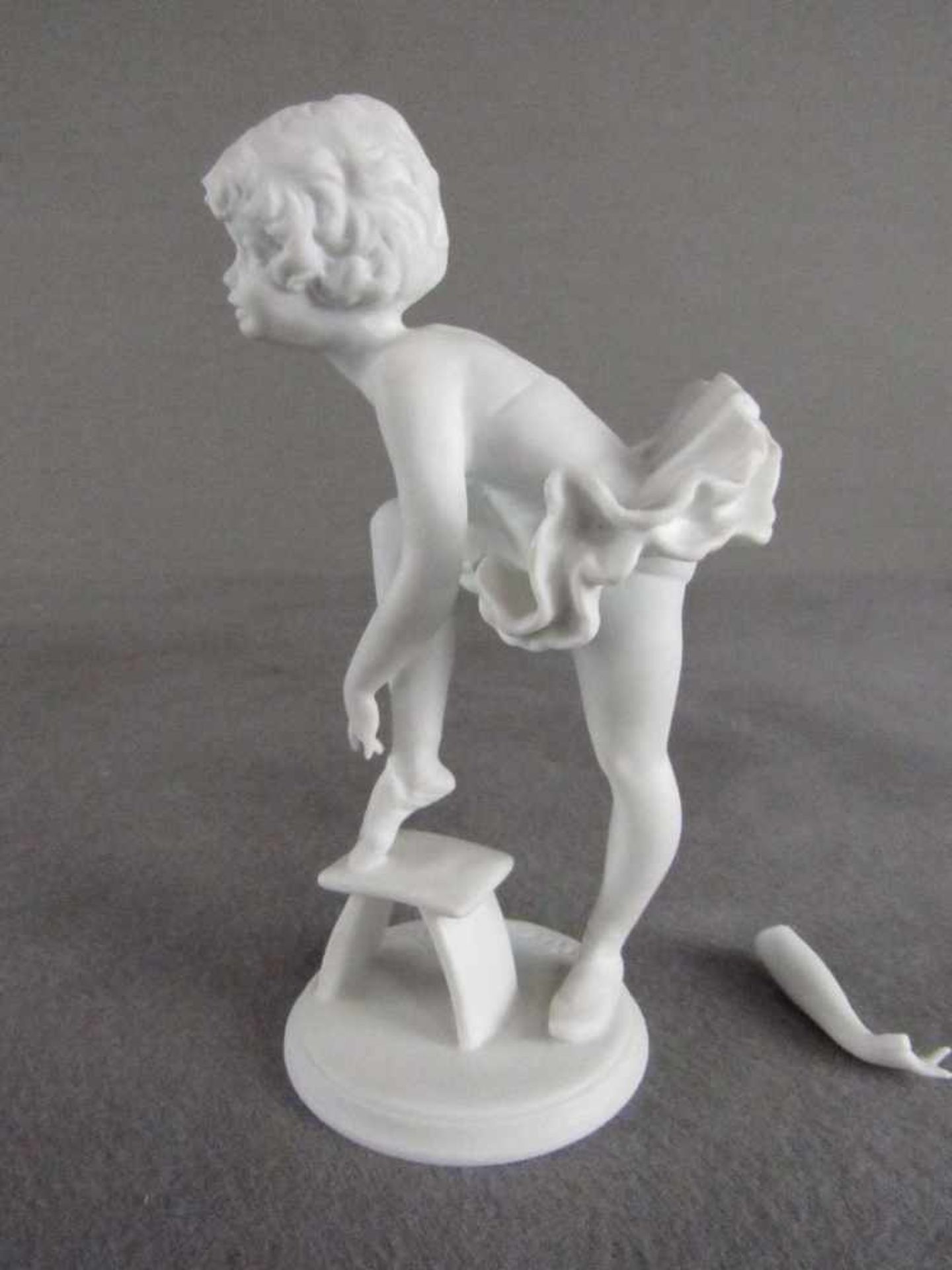 Kleine Figurine Baletttänzerin Bisquit Porzellan Kaiser 15cm hoch Arm gebrochen aber anbei< - Image 4 of 6