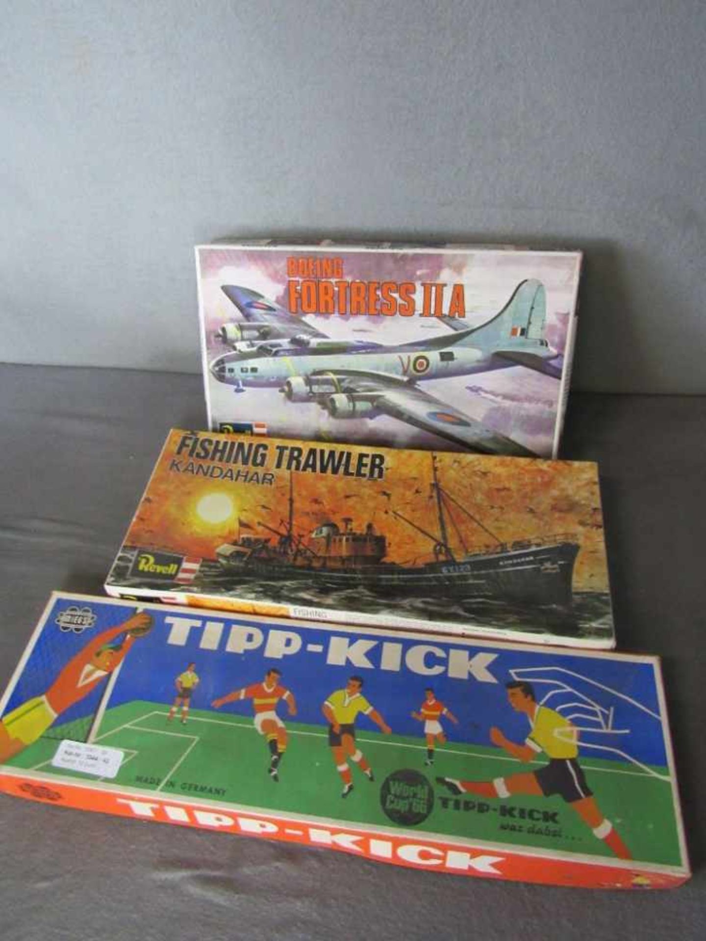 Drei alte Spielzeuge Tip Kick und 2x Modellbau