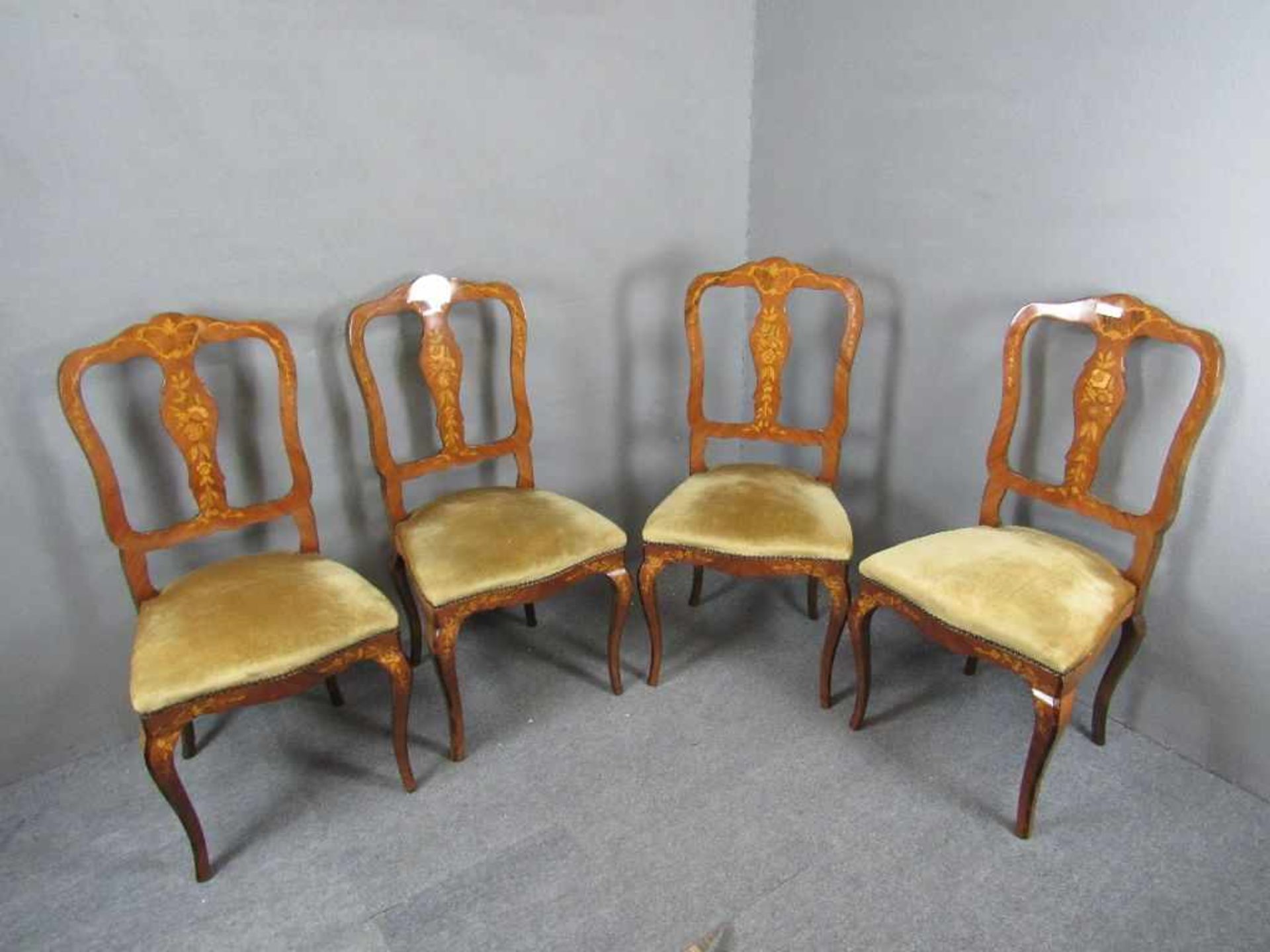 Vier Stühle schönes Blütendekor wohnfertig<br
