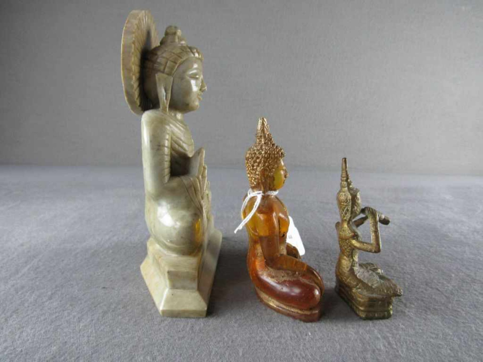 Drei Buddhastatuen asiatisch verschieden Materialien 9-17cm - Bild 2 aus 4