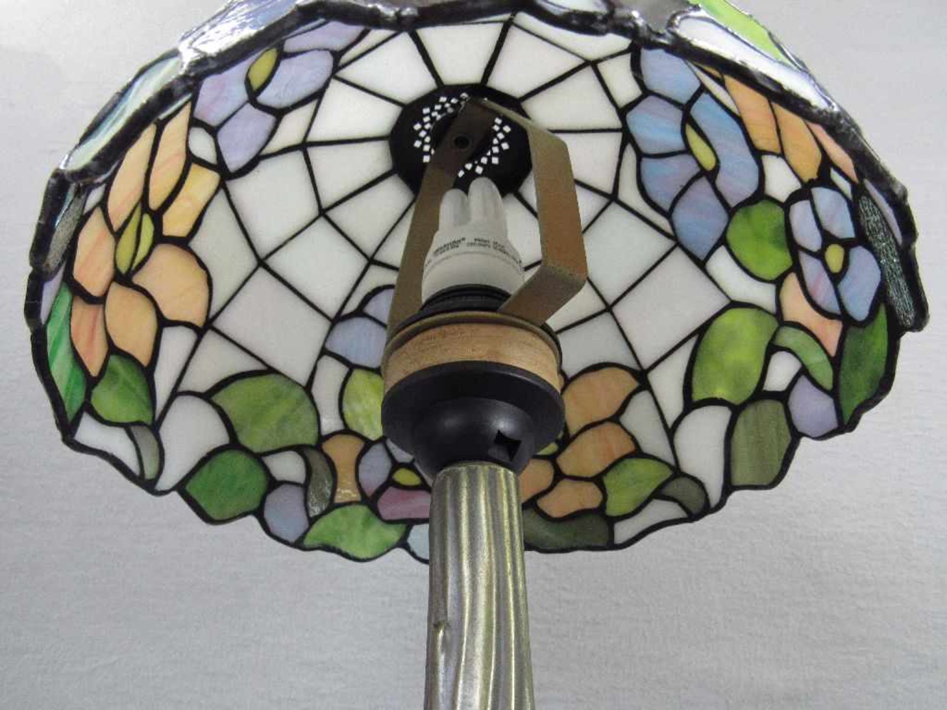 Tischlampe in Tiffanymanier Glas und Metall 36cm hoch - Bild 2 aus 3