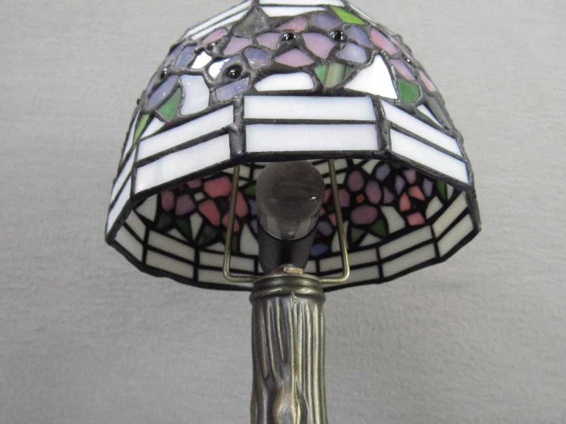 Zwei Tischlampen Tiffanymanier Glas und Metall funktionstüchtig 27cm hoch< - Image 2 of 3