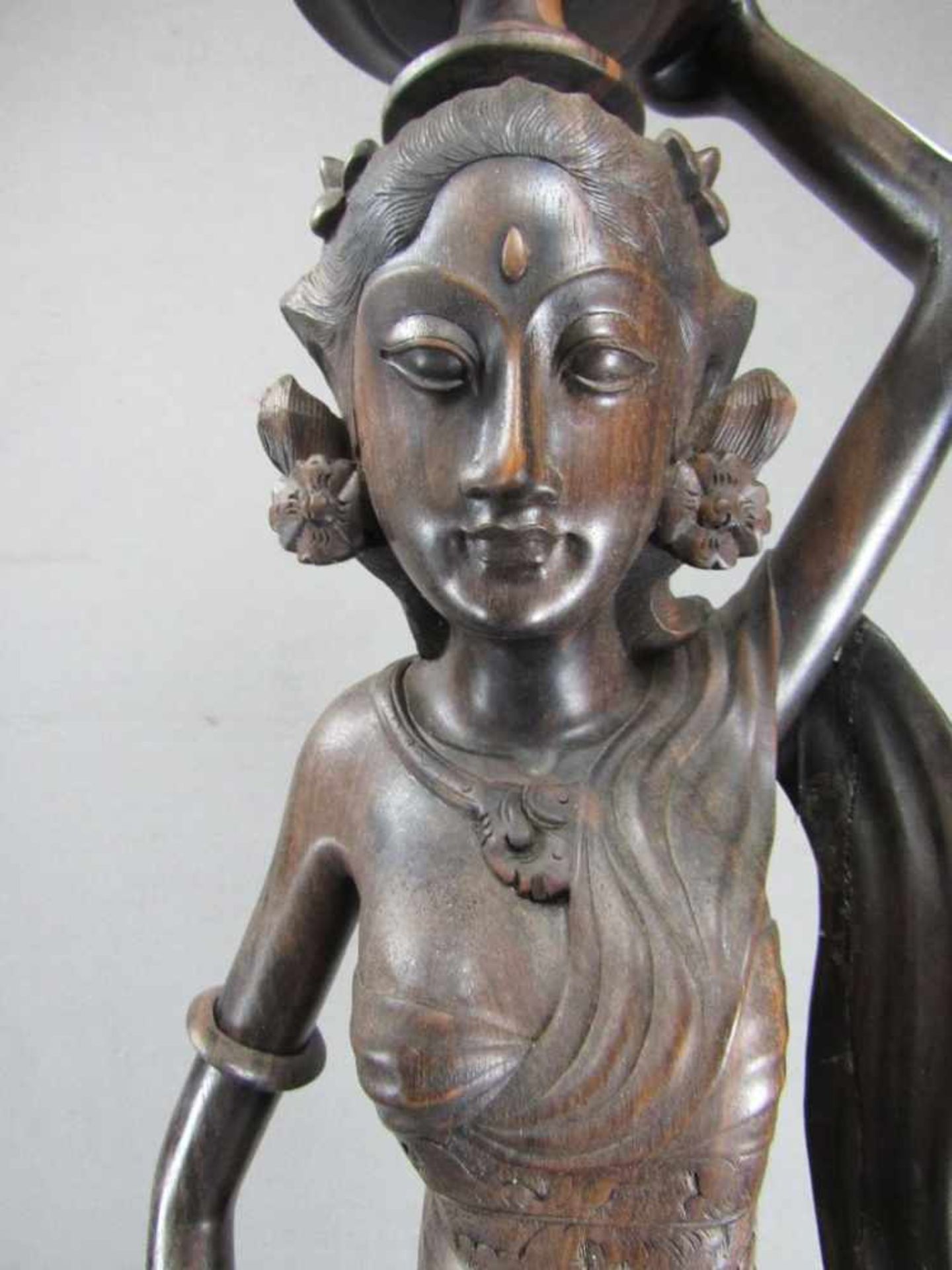 Handgeschnitze asiatische Figur Wasserträgerin Hartholz 101cm hoch< - Image 5 of 5