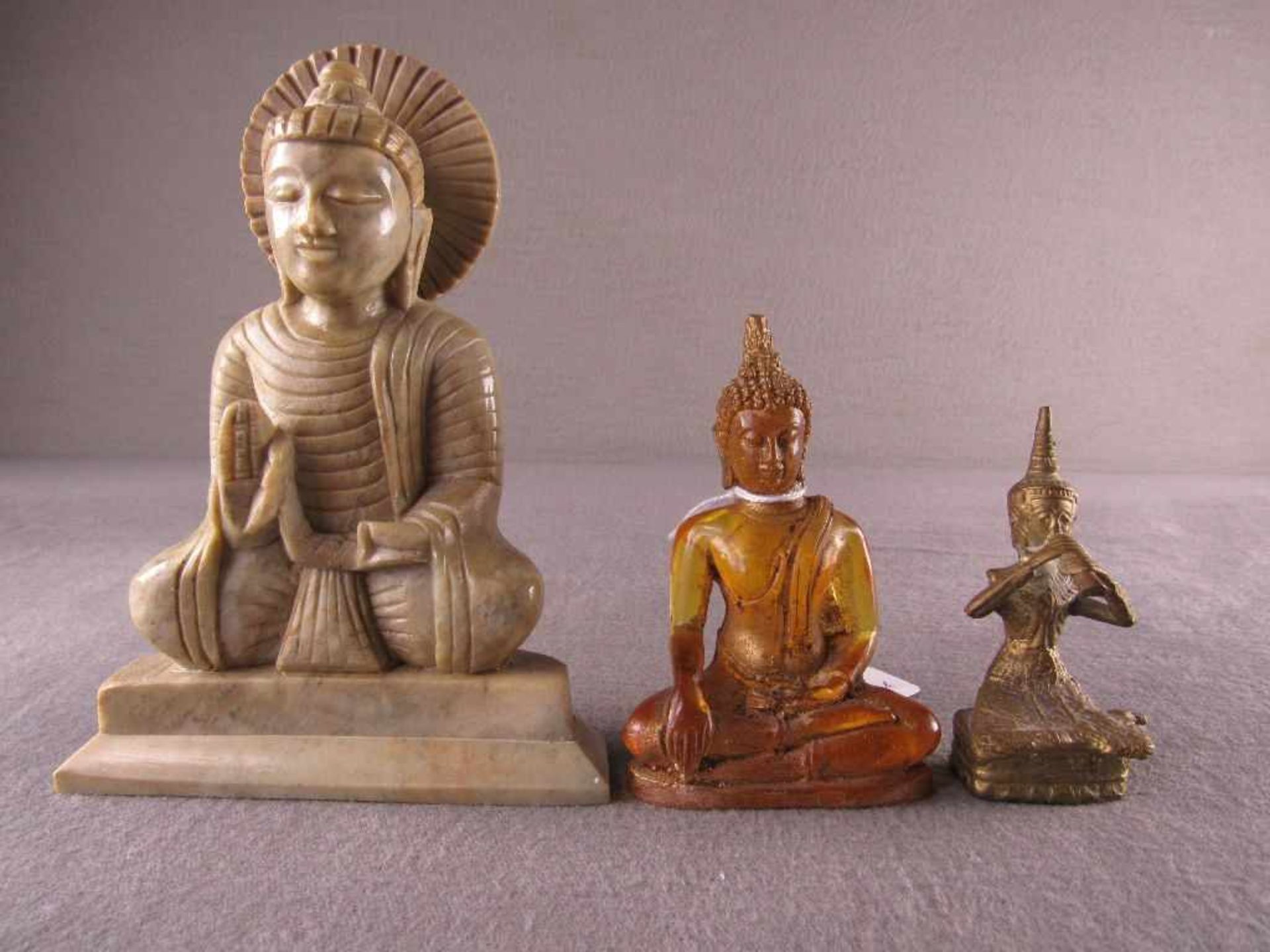 Drei Buddhastatuen asiatisch verschieden Materialien 9-17cm