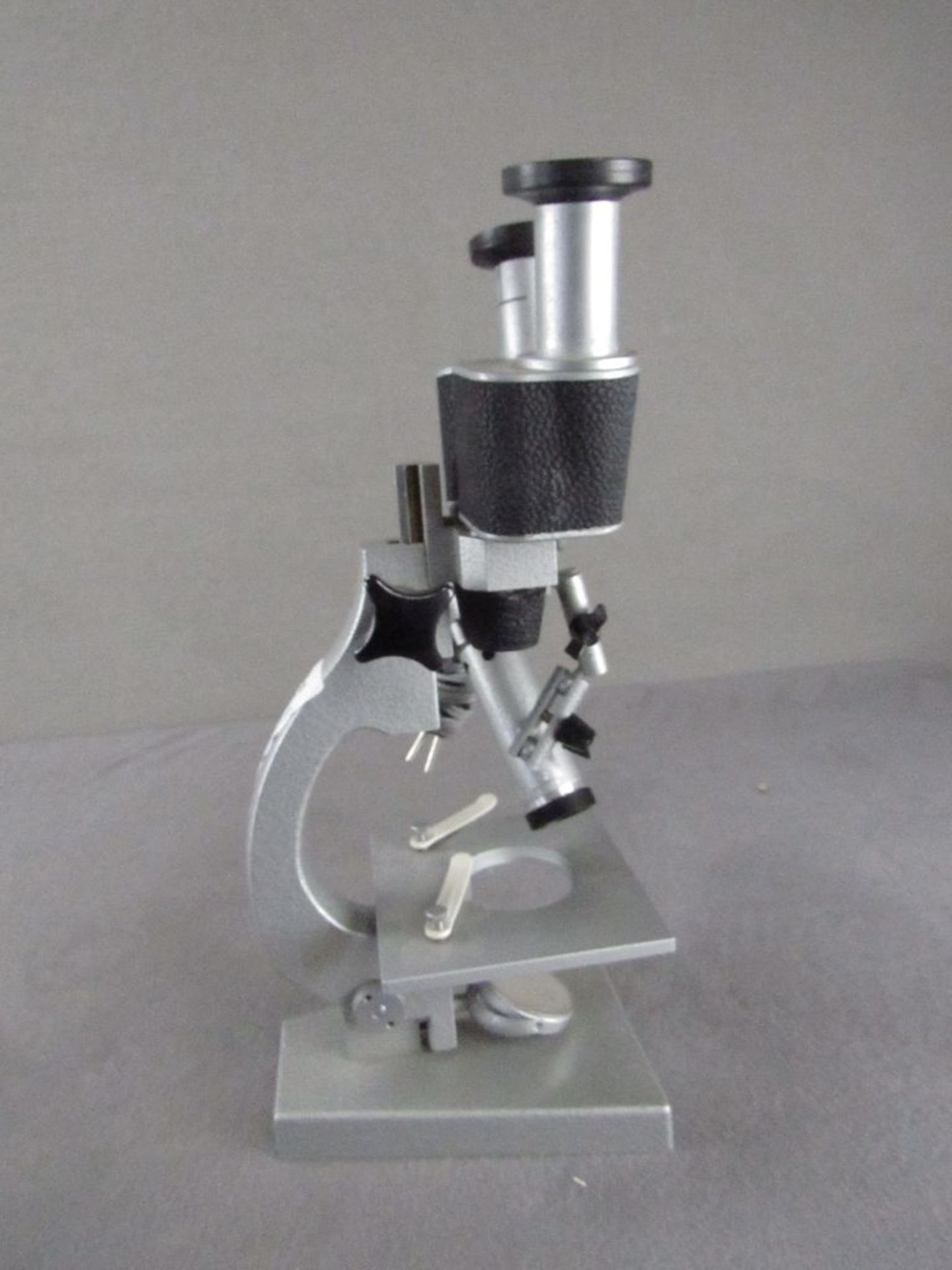 Mikroskop mit Beleuchtungseinheit Hertel und Reuss Kassel