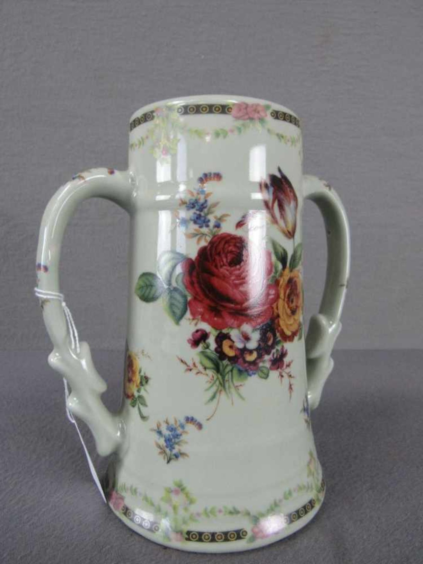 Henkelkrug floral 21cm hoch lasierte Keramik