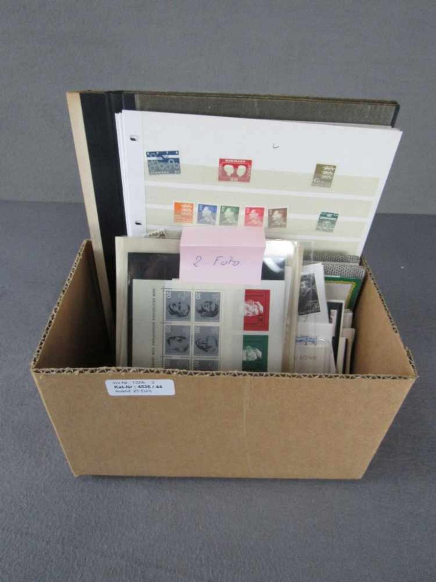 Sammlernachlass Karton mit Briefmarken alle Welt