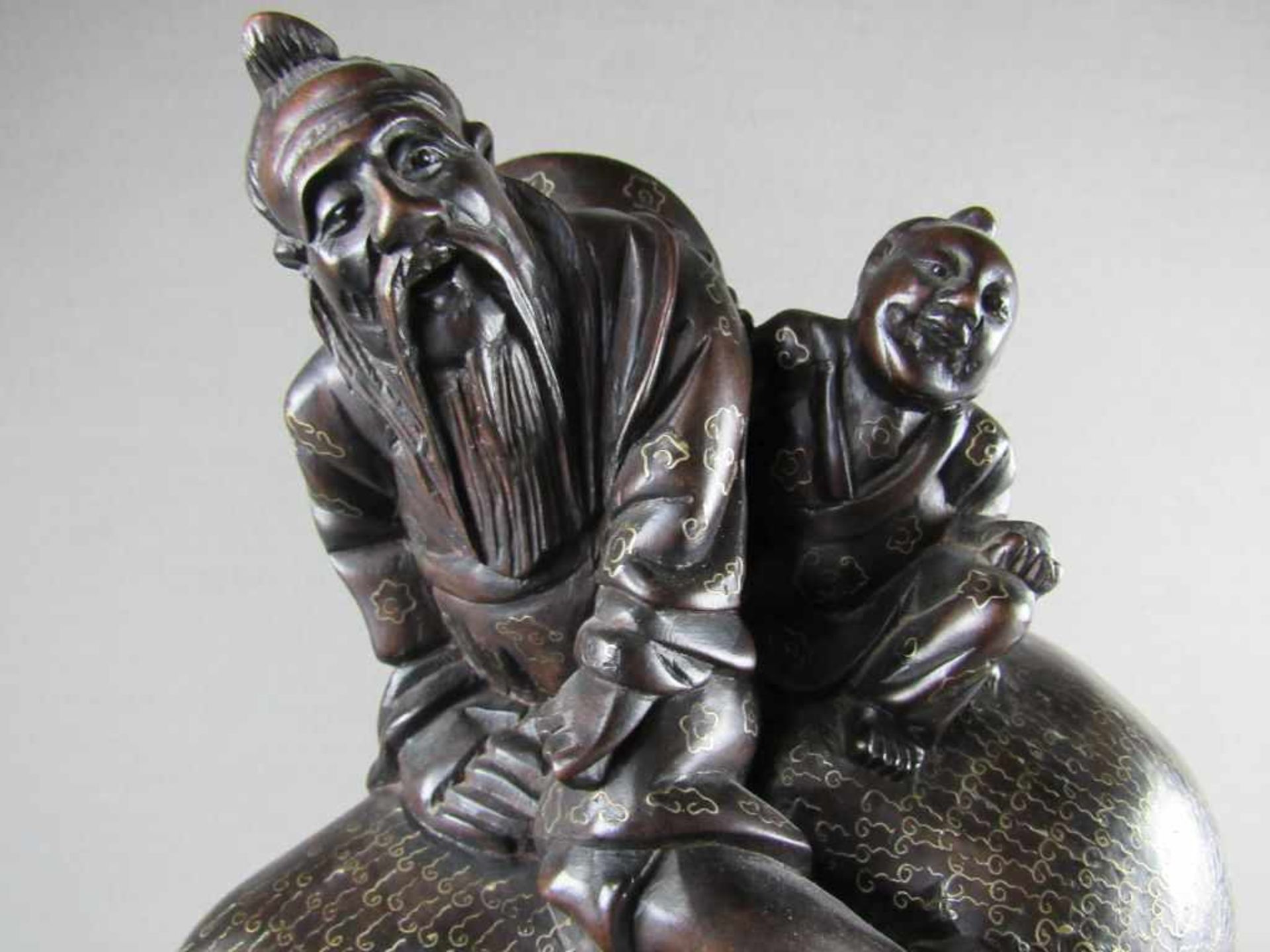 Asiatische Ebenholzfigur Wasserbüffel mit zwei Reitern Goldfadeneinlagen 34cm hoch< - Bild 5 aus 5