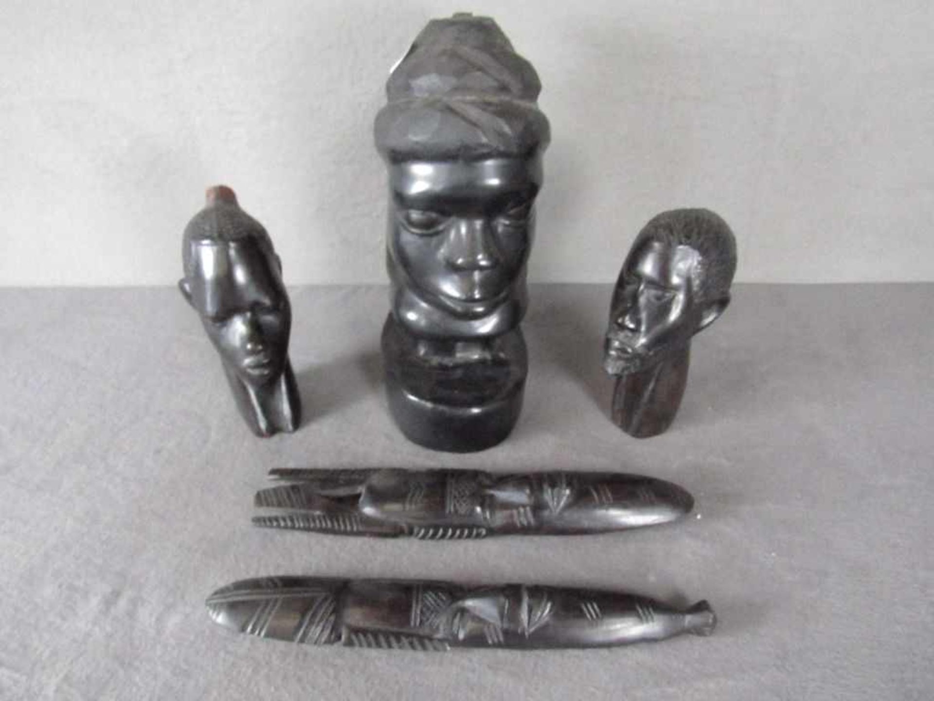 Konvolut afrikanische Skulpturen fünf Teile von 4cm-26cm<