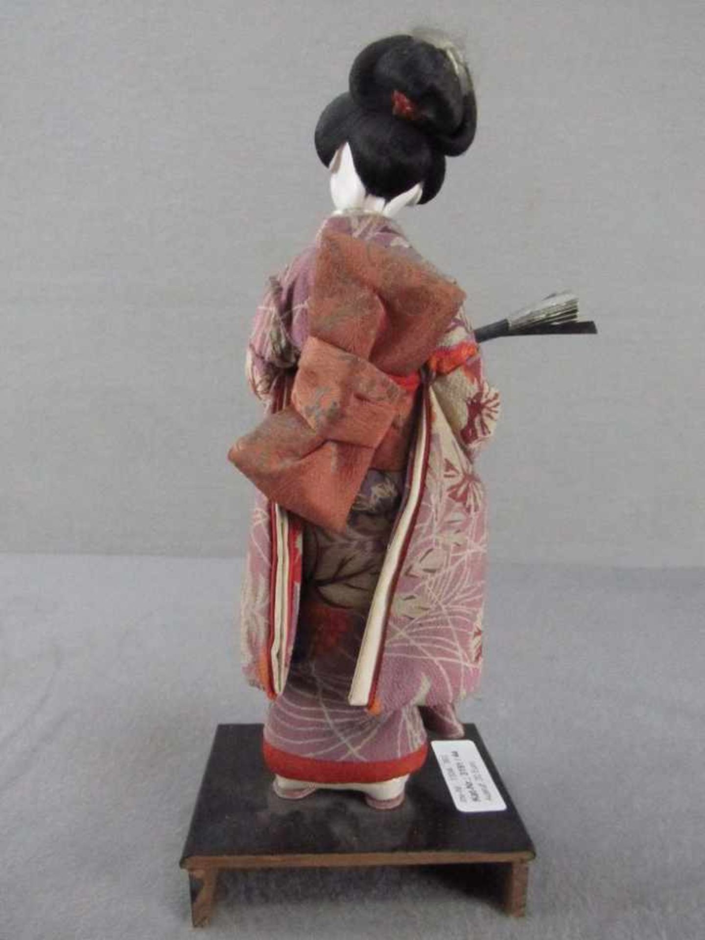 Japanische Puppe auf Sockel Geisha sehr fein gearbeitet 20. Jahrhundert 29cm hoch - Bild 3 aus 5