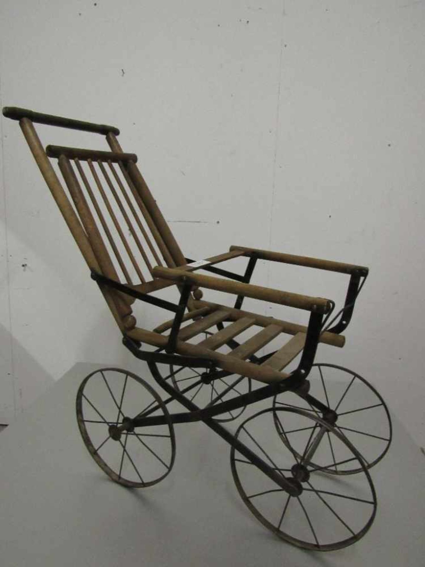 Antiker Puppenwagen "Sportkarre" um 1900 hergestellt aus Metall und Holz