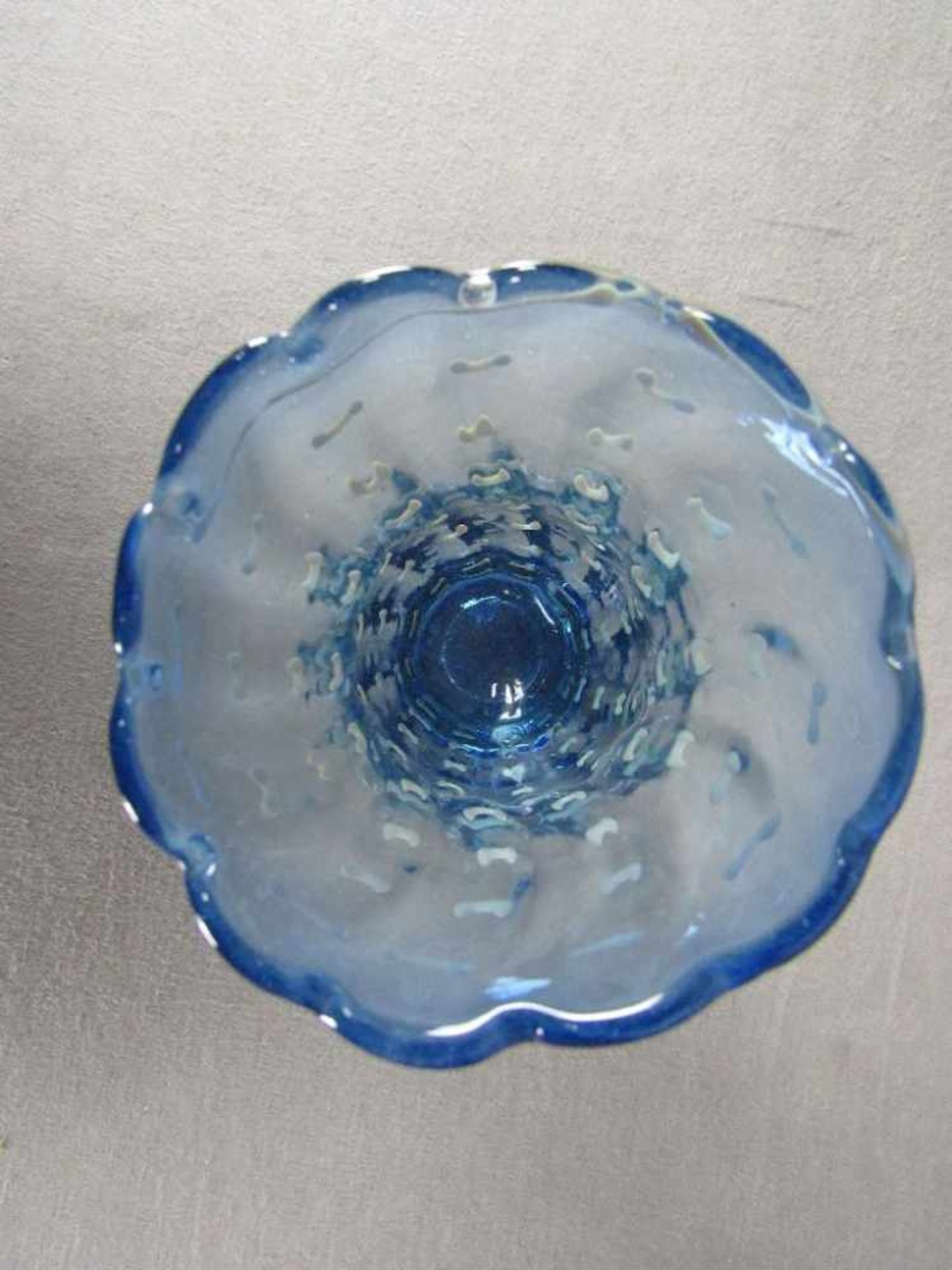 Blaue Glasvase mit beigen Flecken 26cm hoch - Image 3 of 4
