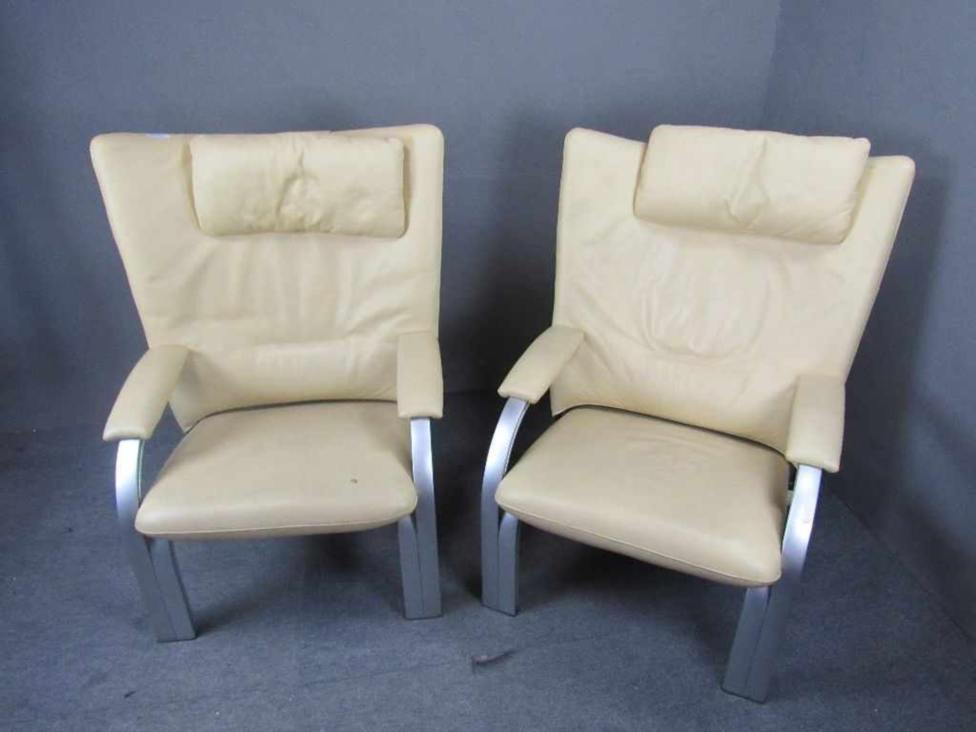 Zwei Loungechairs eierschalenfarbenes Leder Fernsehsessel verstellbar Vintage