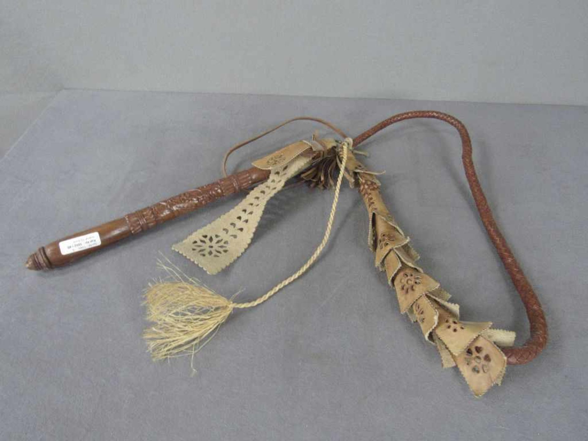 Asiatische Peitsche Holz und Leder Griffstück geschnitzt
