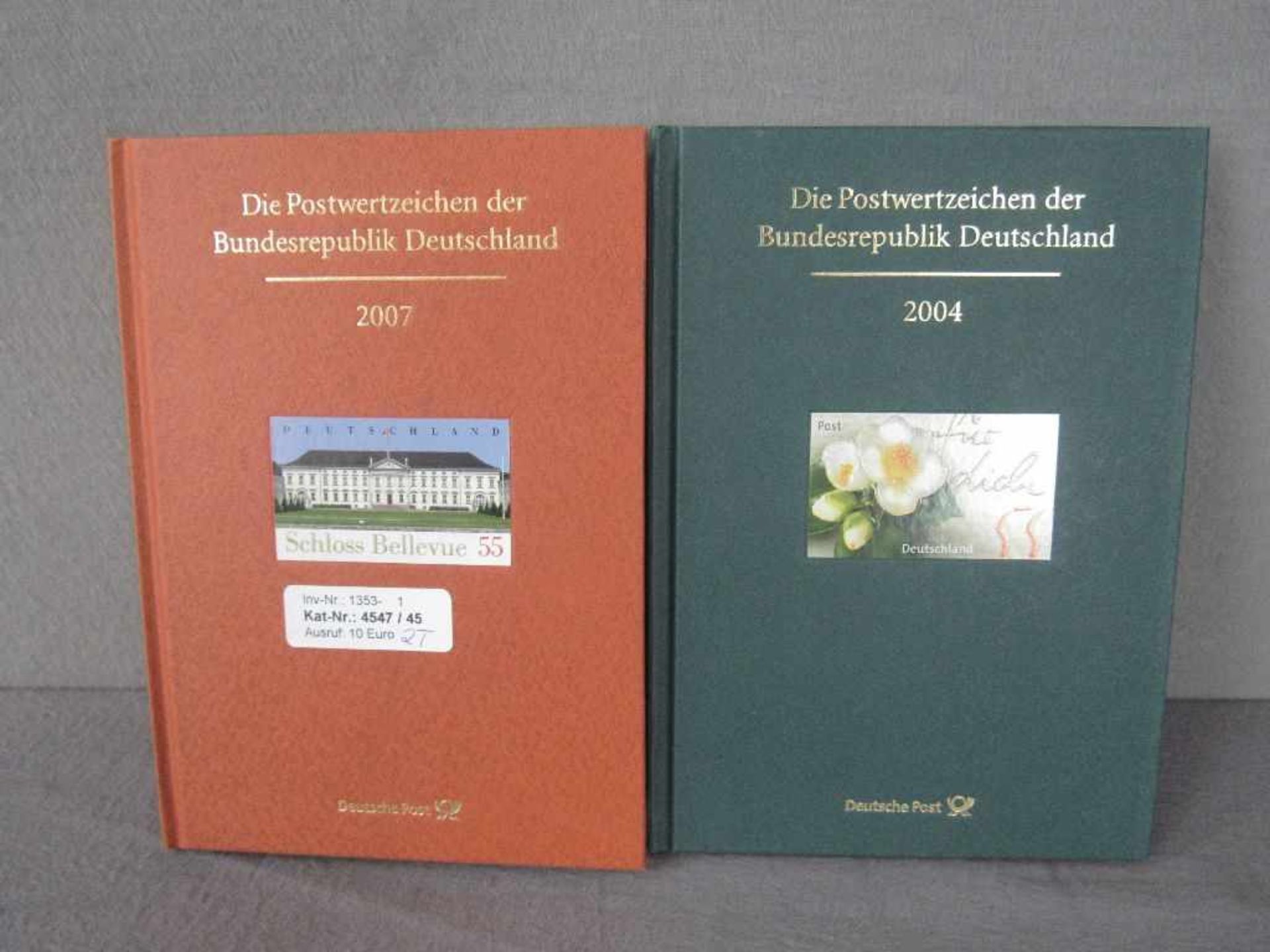 Zwei Briefmarkenalben die Postwertzeichen der Bundesrepublik Deutschland 2004 und 2007