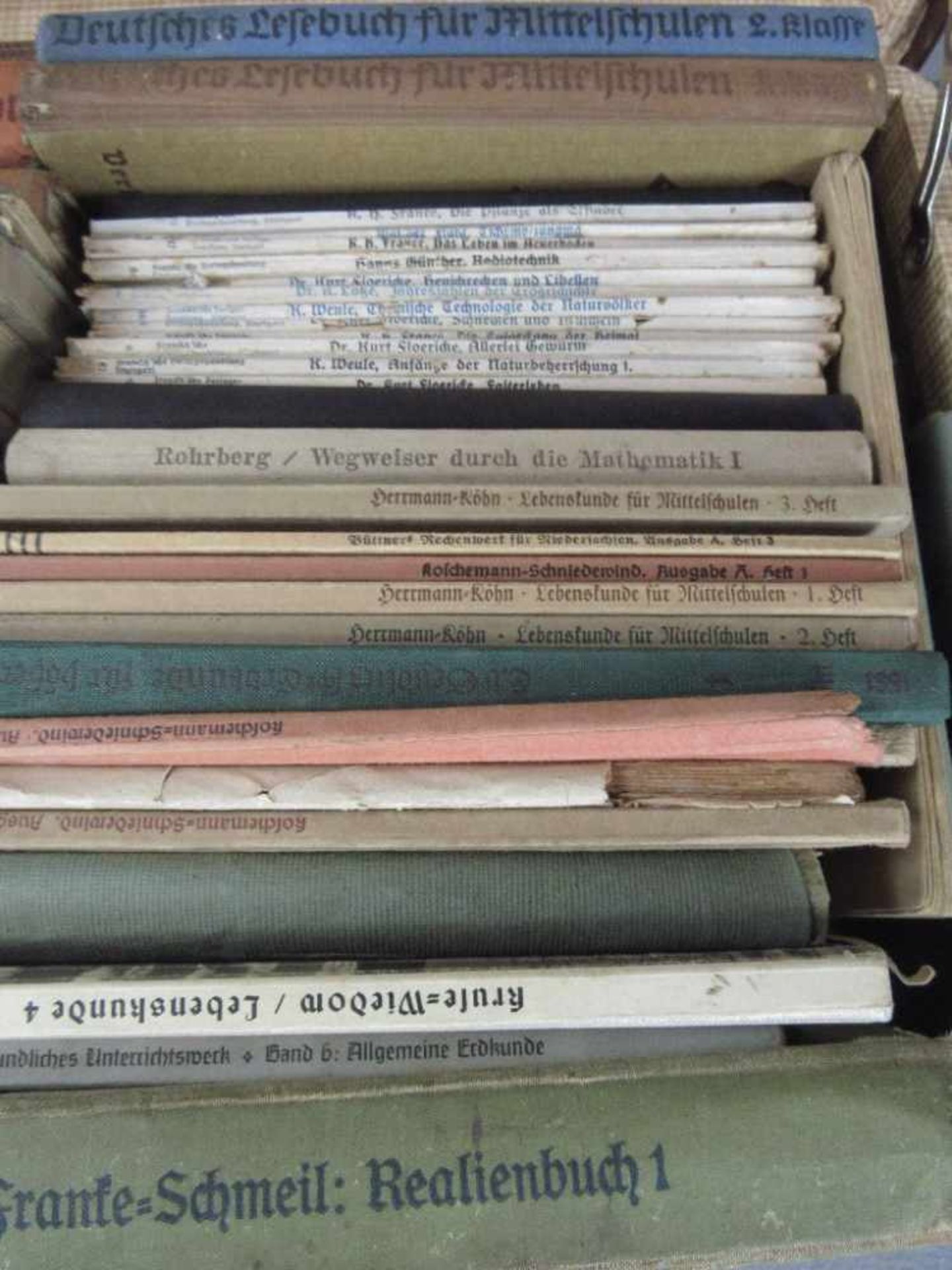 Prall gefüllter Koffer mit Schulbüchern fast nur vor Krieg interessante Teile anbei - Bild 3 aus 4