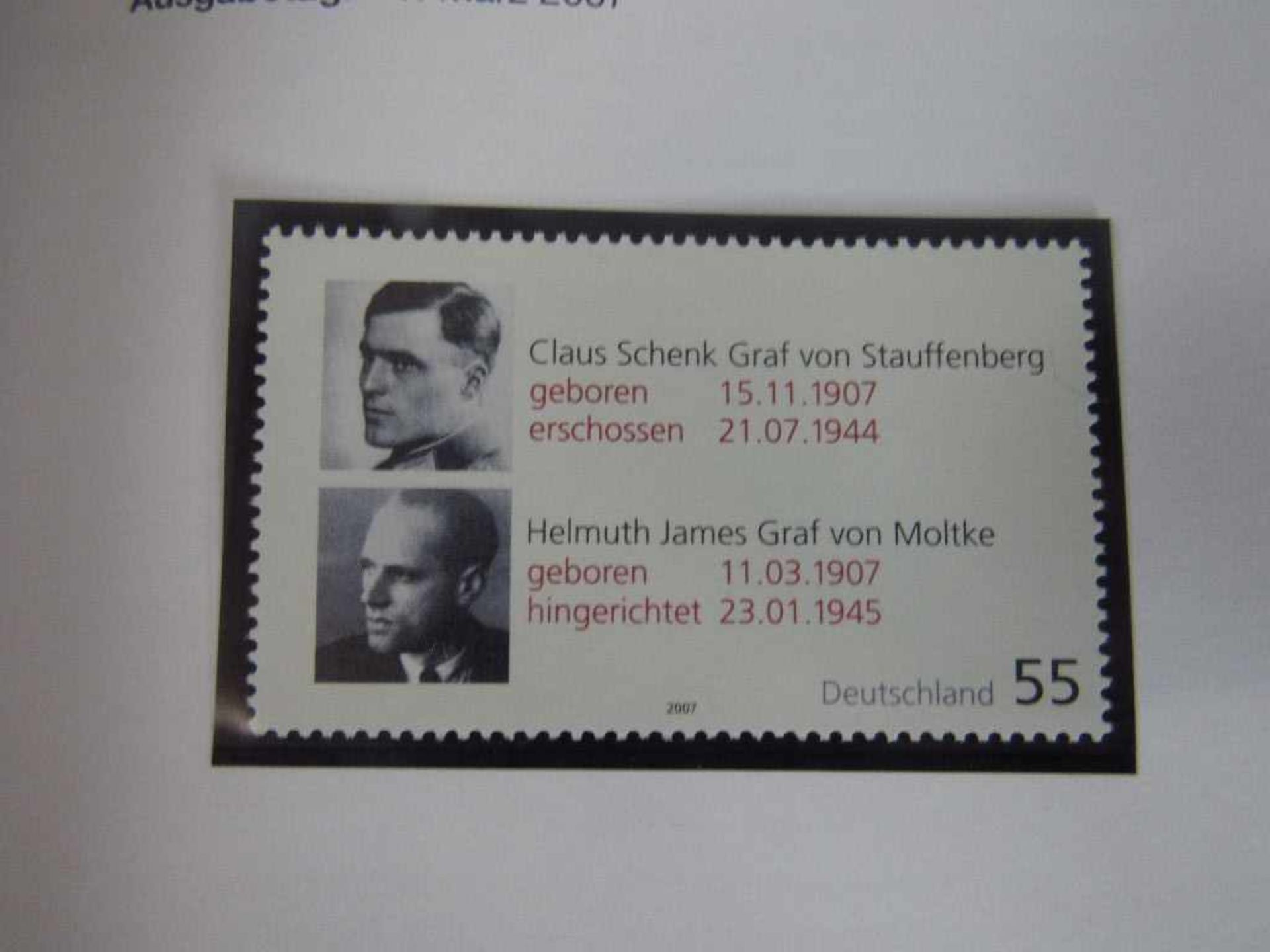 Zwei Briefmarkenalben die Postwertzeichen der Bundesrepublik Deutschland 2004 und 2007 - Bild 3 aus 4