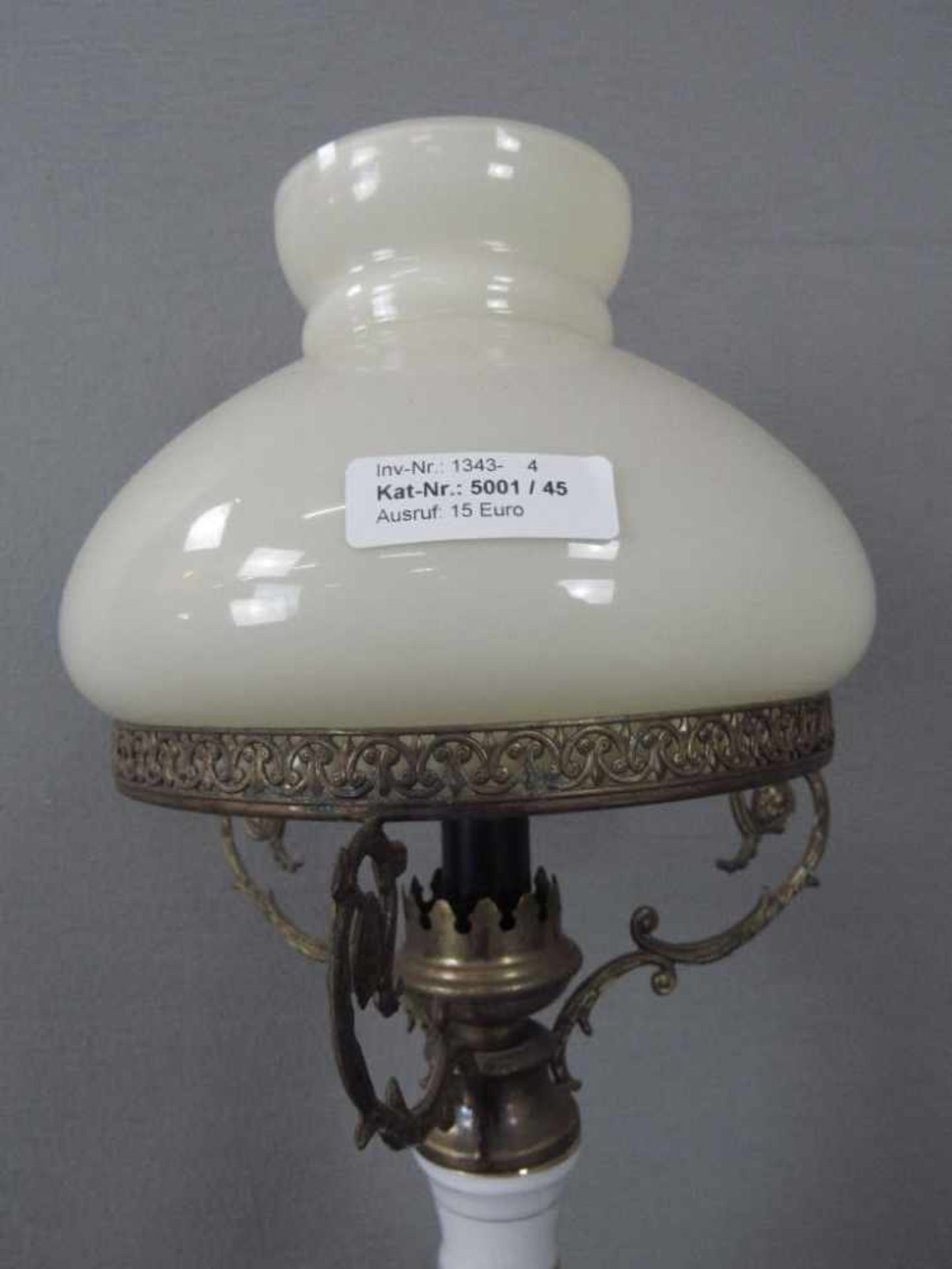 Tischlampe elektrifiziert Petroleumoptik Messingfuß 54cm hoch - Bild 3 aus 3