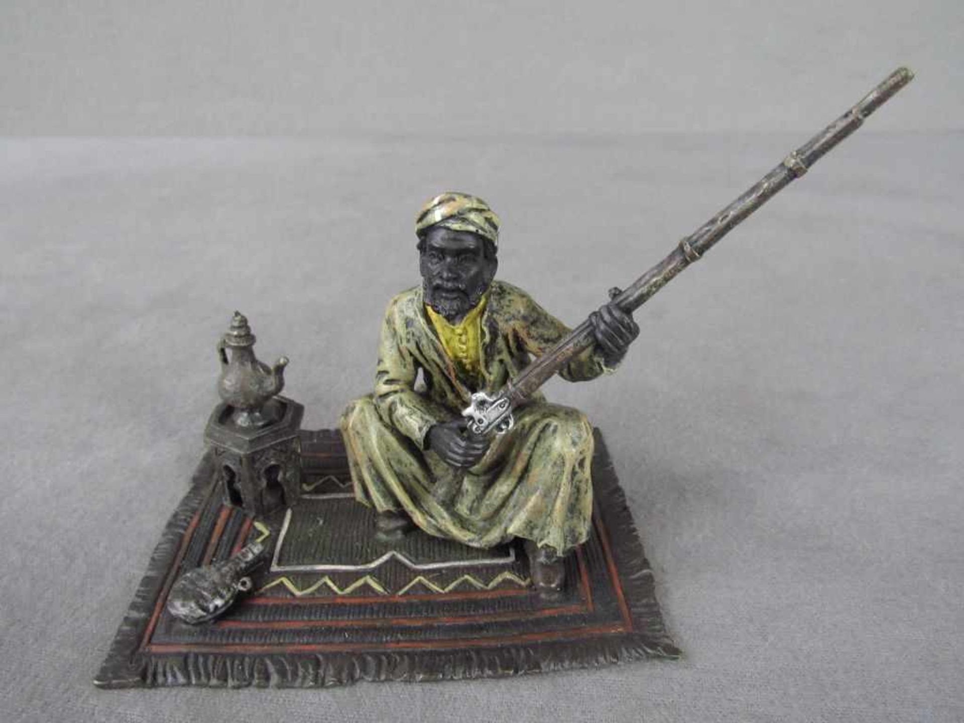 Bronzefigur Araber auf Teppich mit Gewehr evtl. Wien unterseits gemarkt ca.12cm hoch - Bild 3 aus 5