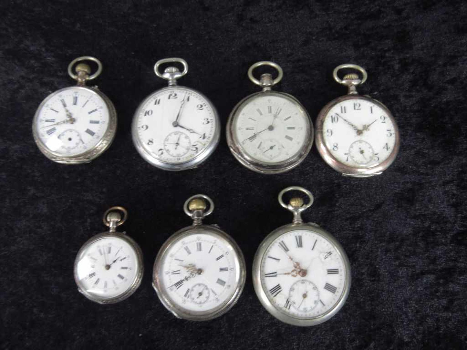 Konvolut von sieben Taschenuhren teilweise Silber alle antik ungeprüft