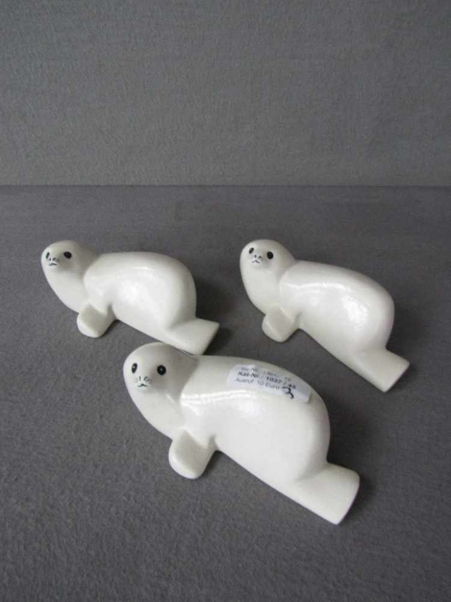 Drei Robben Skulpturen Heuler bemalte Keramik