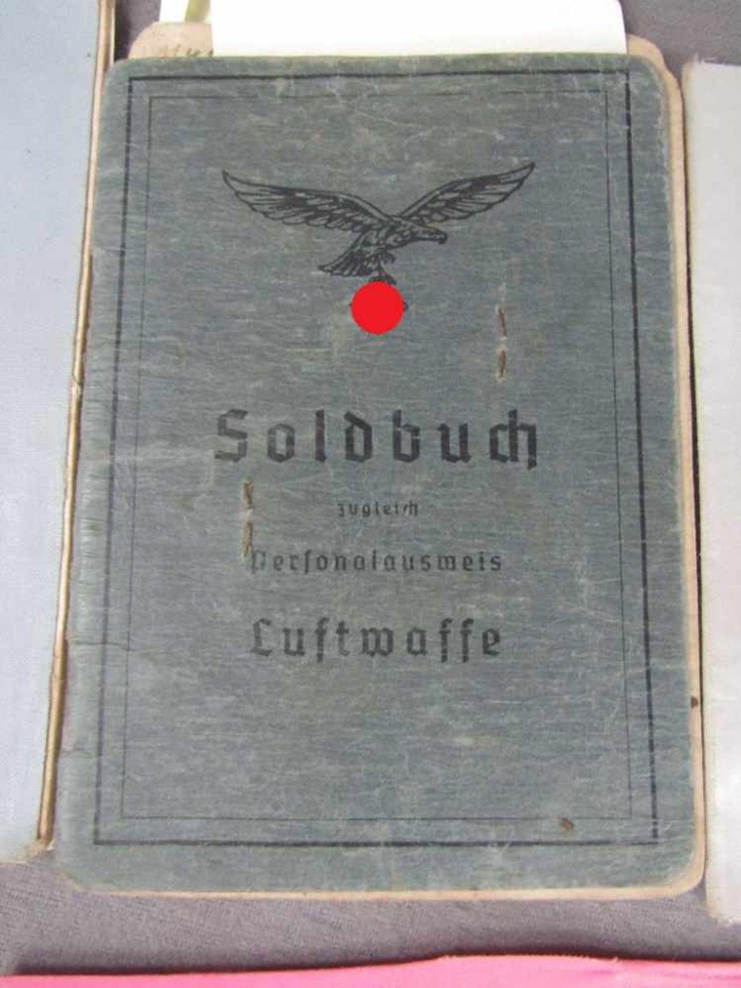 Vier Ausweise Luftwaffe 2.WK Soldbuch, Militärflugzeugführerschein, Soldbuch mit Eintragungen - Bild 4 aus 13