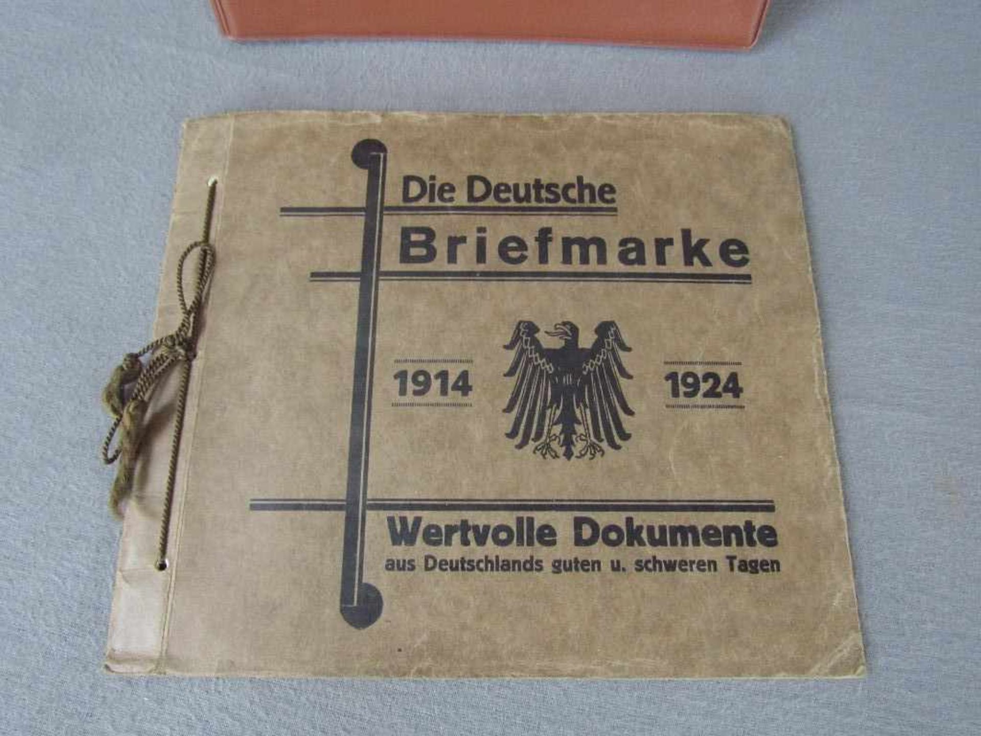 Zwei Briefmarkenalben unter anderem die Deutsche Briefmarke 1914-1924 - Bild 2 aus 12