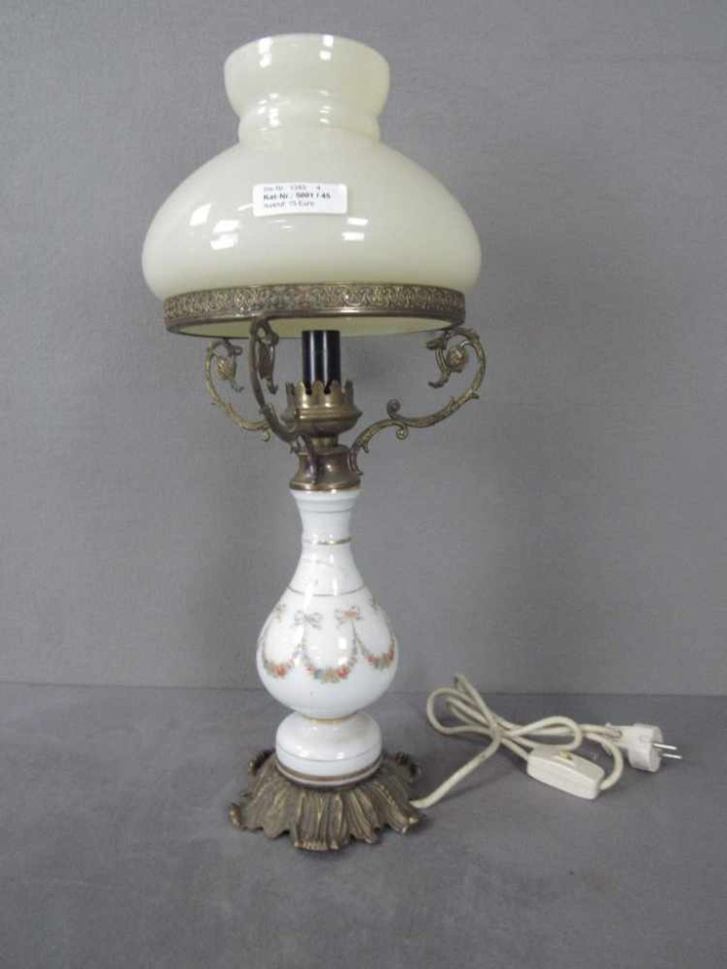 Tischlampe elektrifiziert Petroleumoptik Messingfuß 54cm hoch