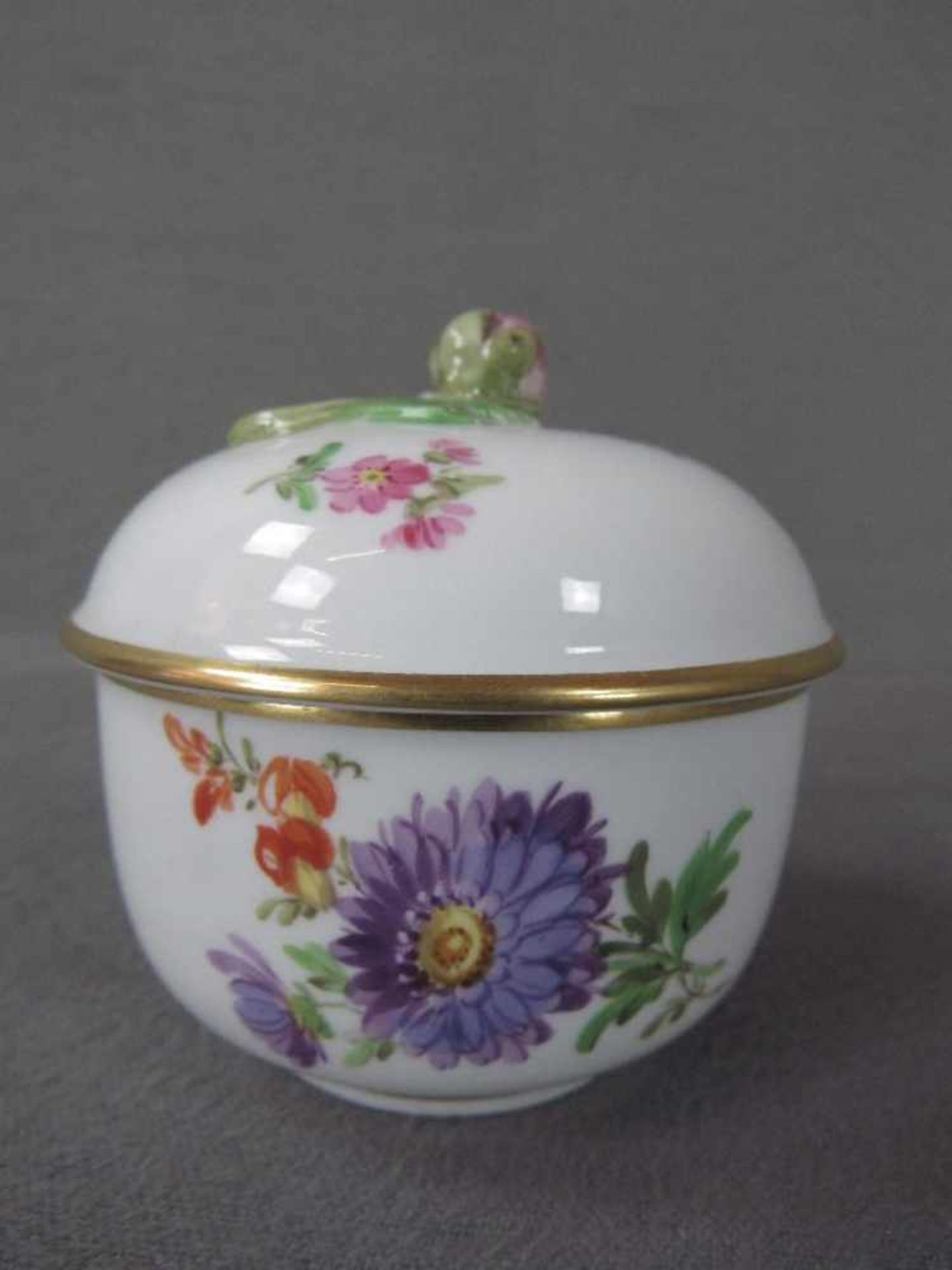 Kleine Deckeldose Meissen Schwertermarke 9cm Streublumen