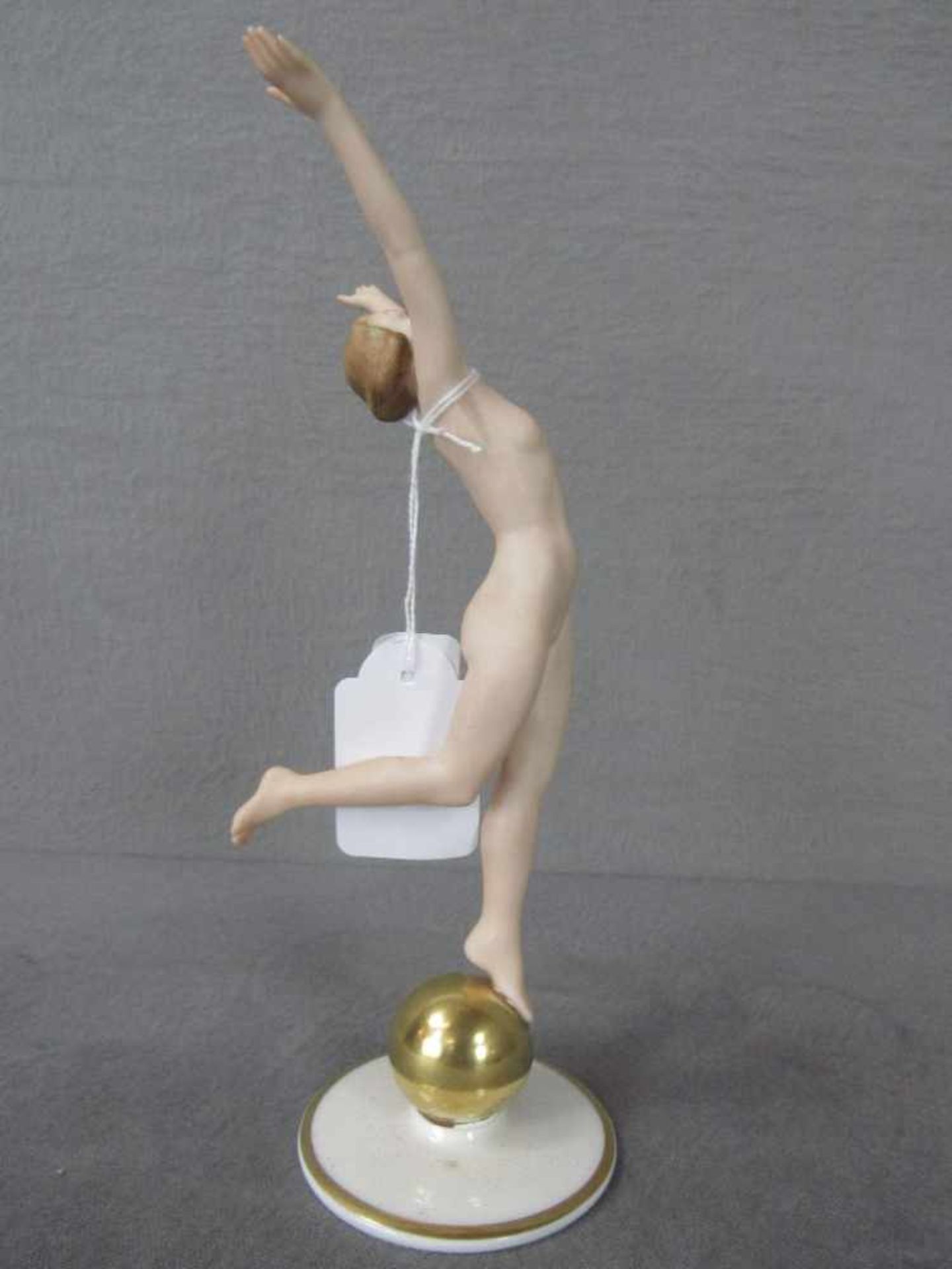Figurine Porzellanfigur auf Rundplinte Sonnenkind Entwurf Karl Tutter Hutschenreuther 21cm hoch - Bild 4 aus 4
