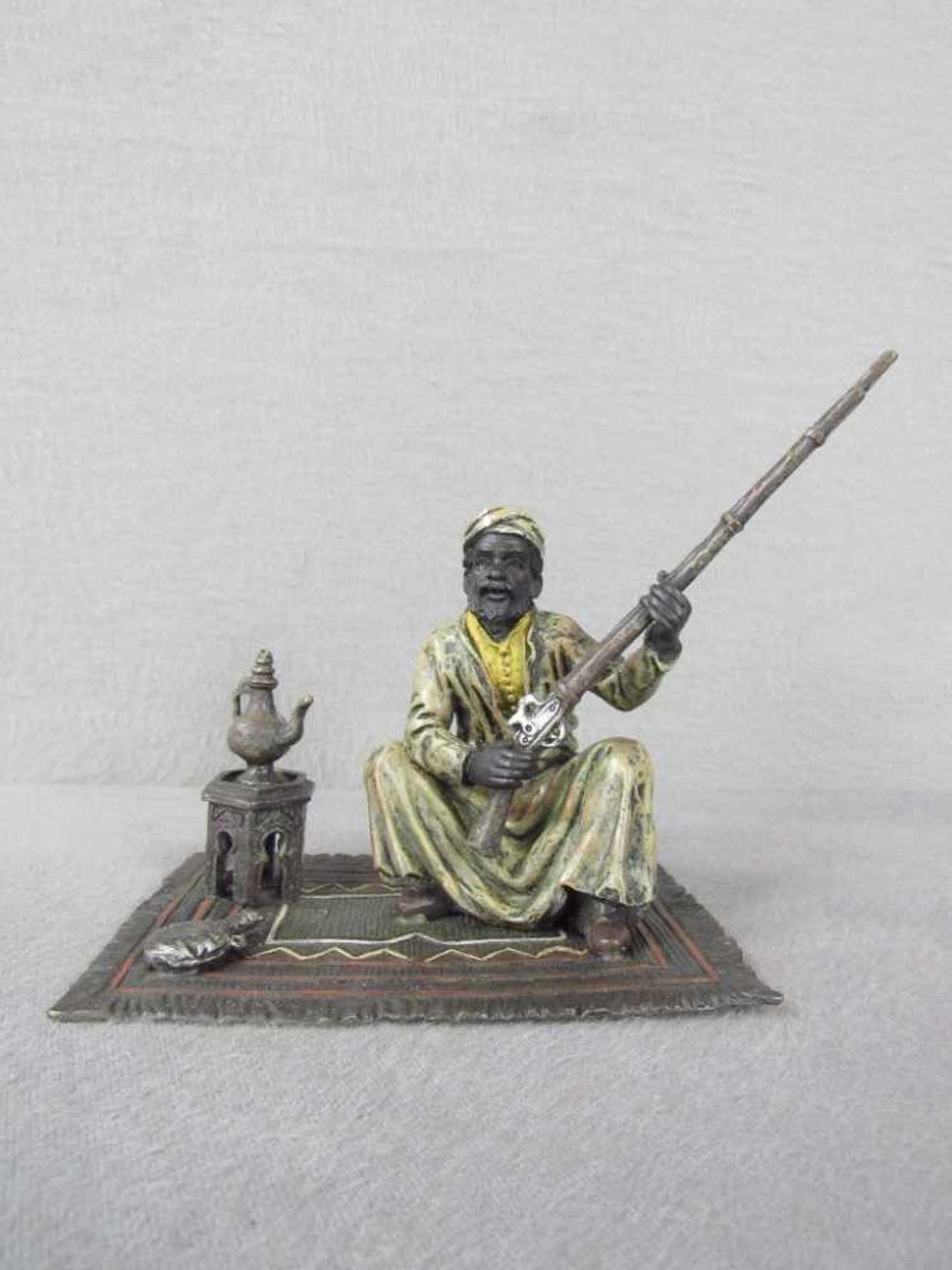 Bronzefigur Araber auf Teppich mit Gewehr evtl. Wien unterseits gemarkt ca.12cm hoch