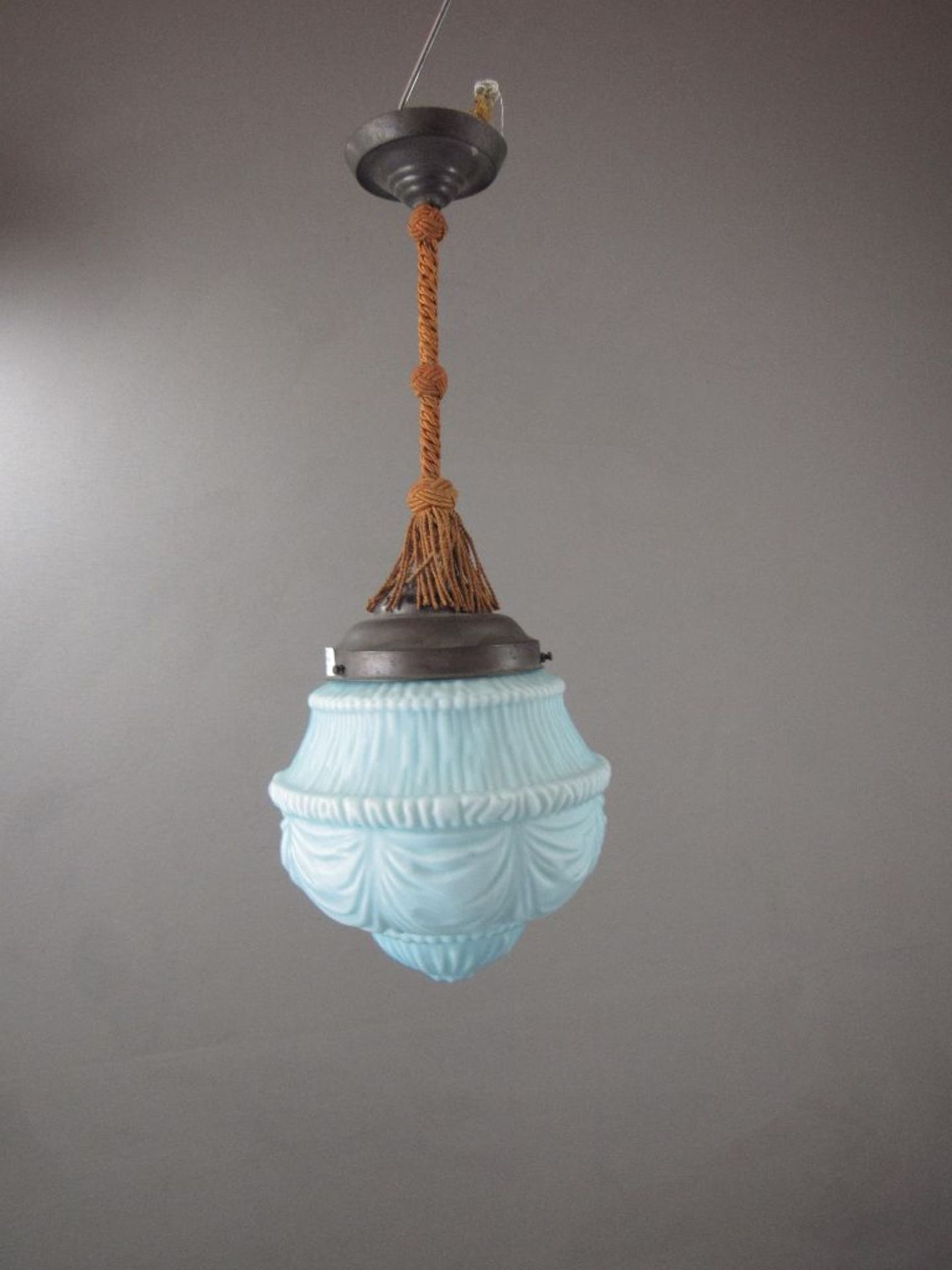 Jugendstil Deckenlampe hellblau Glas Ornamentik geraffter Stoff