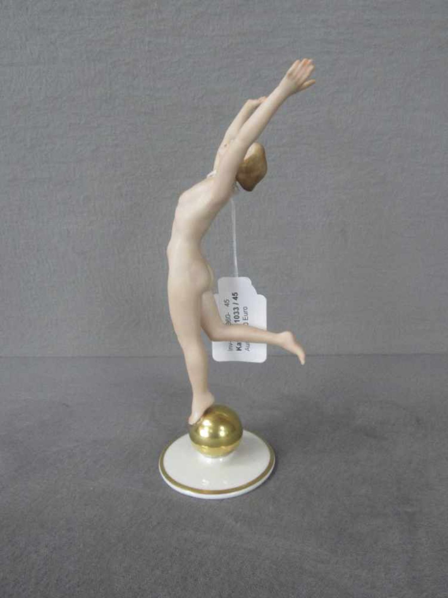 Figurine Porzellanfigur auf Rundplinte Sonnenkind Entwurf Karl Tutter Hutschenreuther 21cm hoch - Bild 2 aus 4