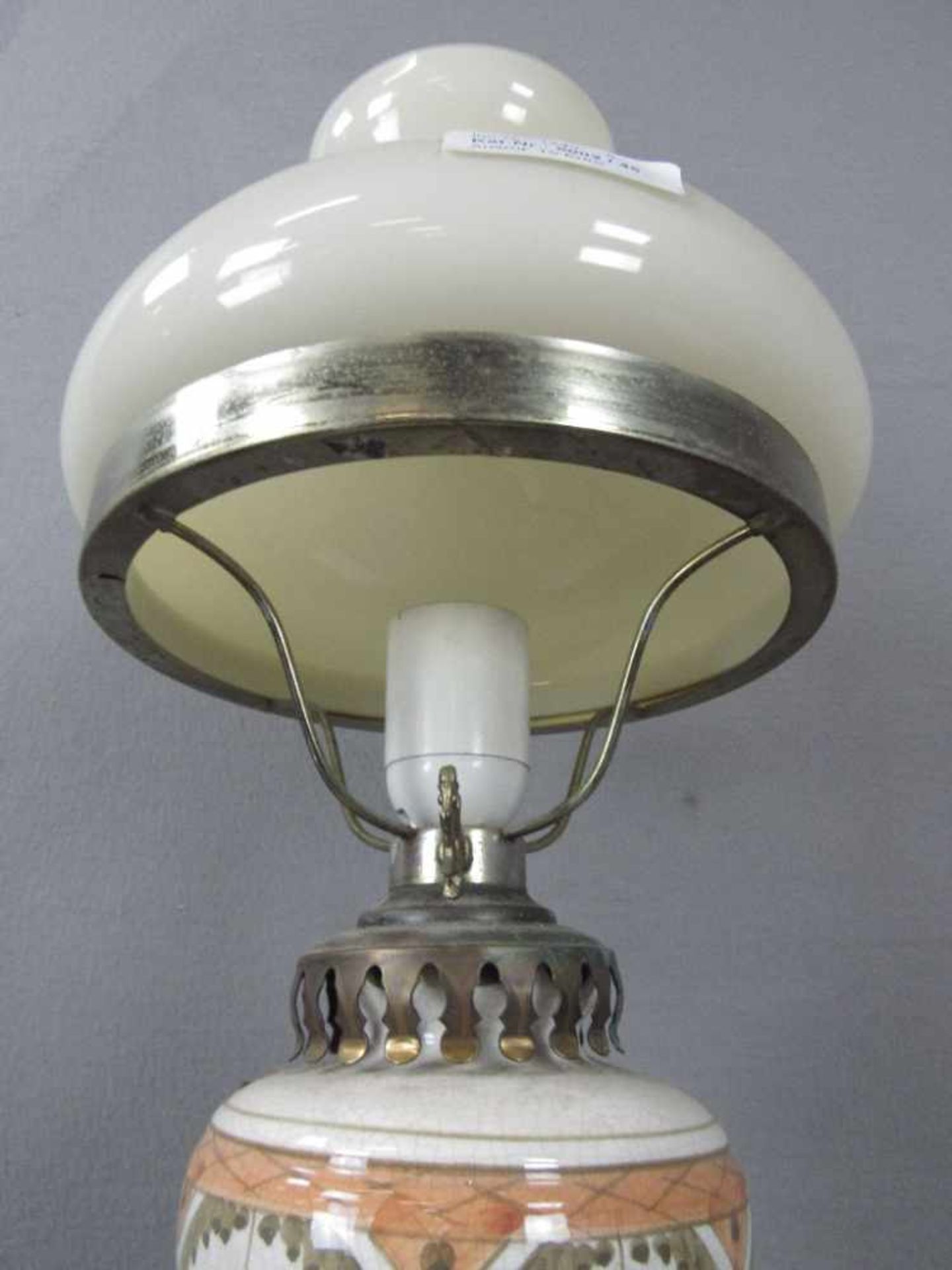 Tischlampe elektrifiziert Petroleumoptik Messingfuß 55cm hoch - Bild 3 aus 3