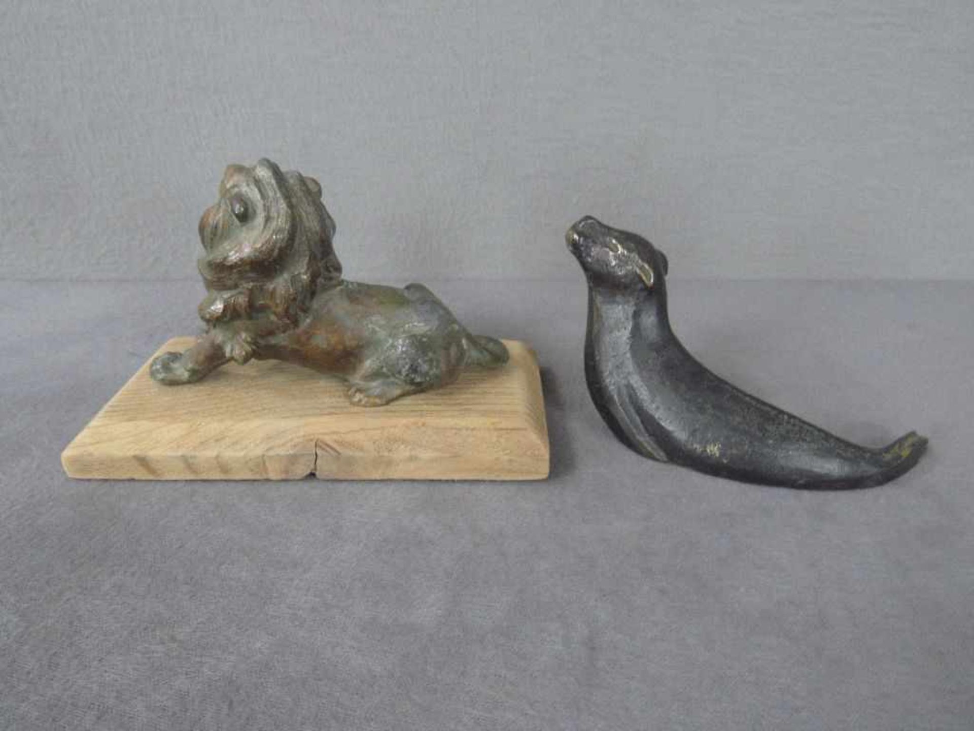 zwei Skulpturen Robbe und Löwe Metall - Bild 2 aus 3