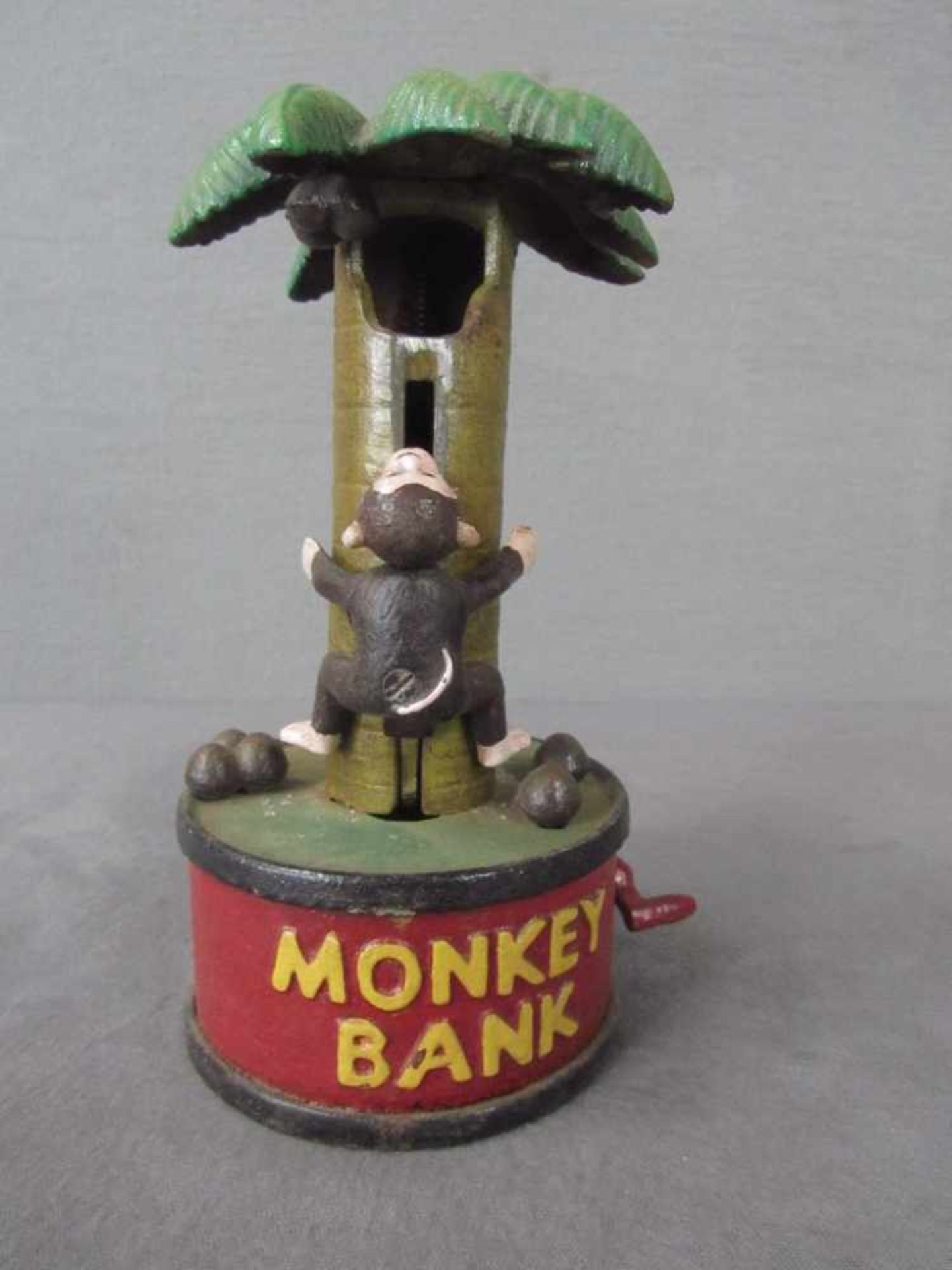 Spielzeug gußeiserne Spieluhr Affe klettert den Baum hoch mechanisch dabei ertönt Musik leicht - Bild 3 aus 4