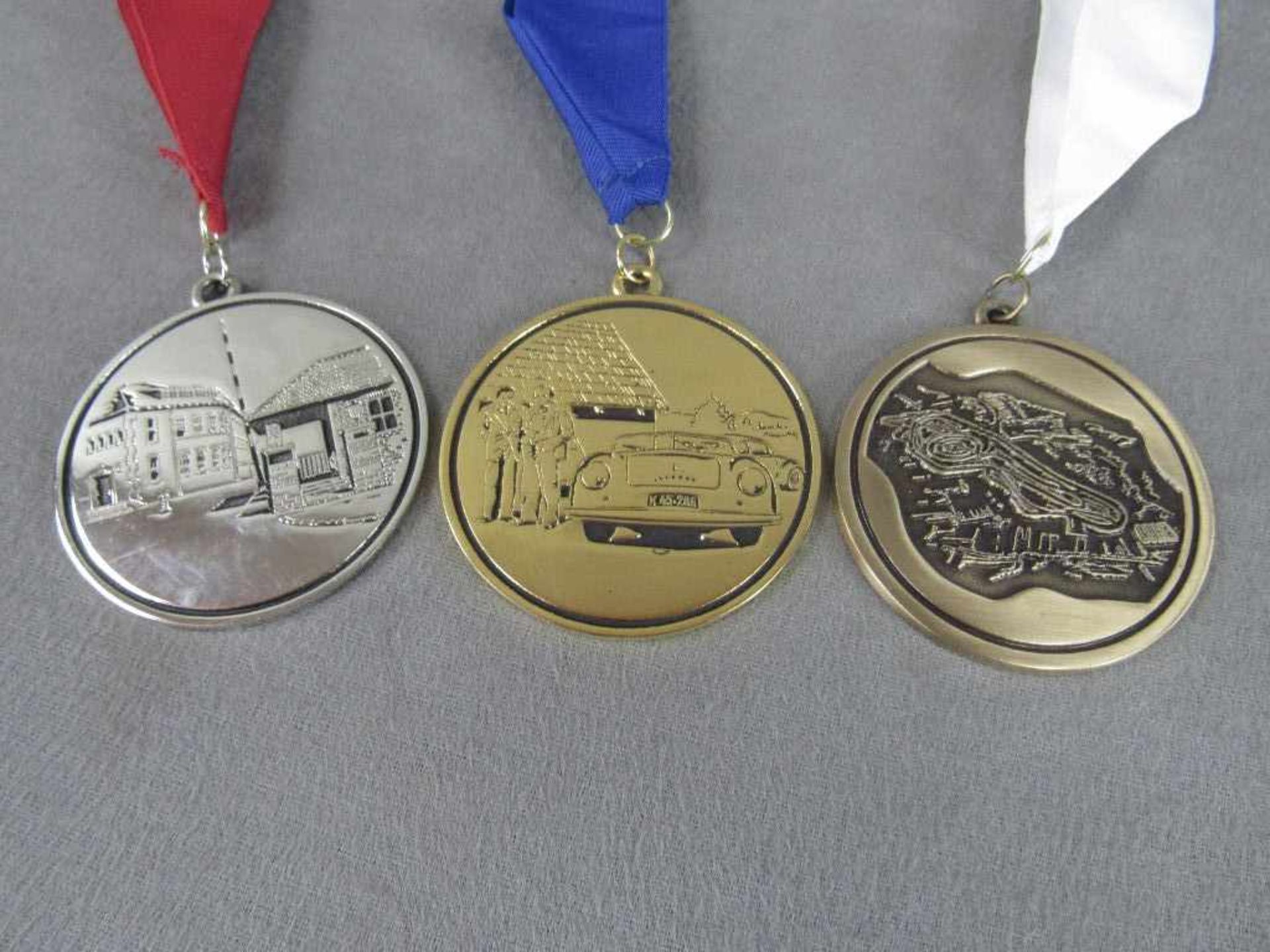 Drei Medaillen Porsche 356 und anderes
