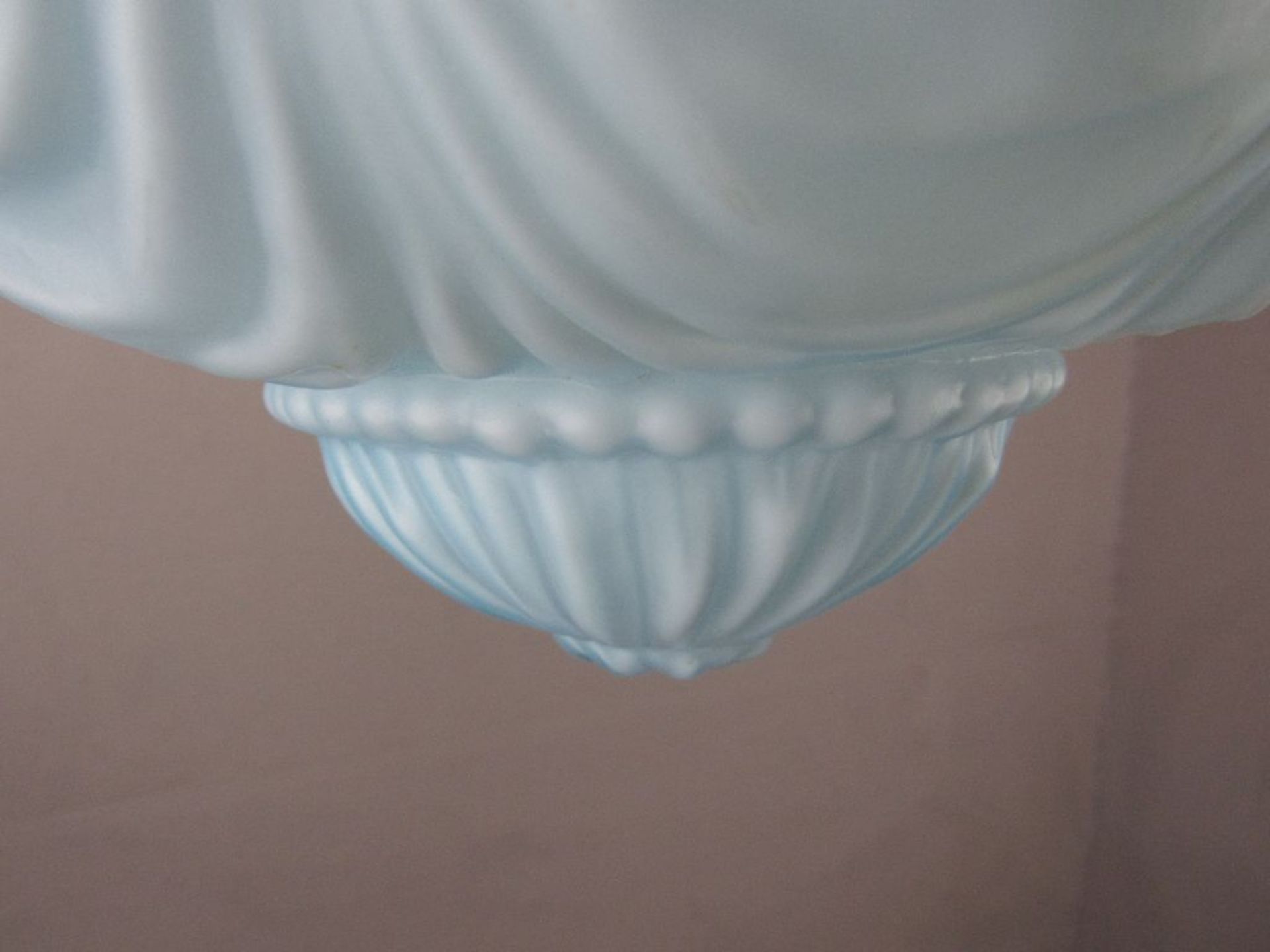 Jugendstil Deckenlampe hellblau Glas Ornamentik geraffter Stoff - Bild 3 aus 4
