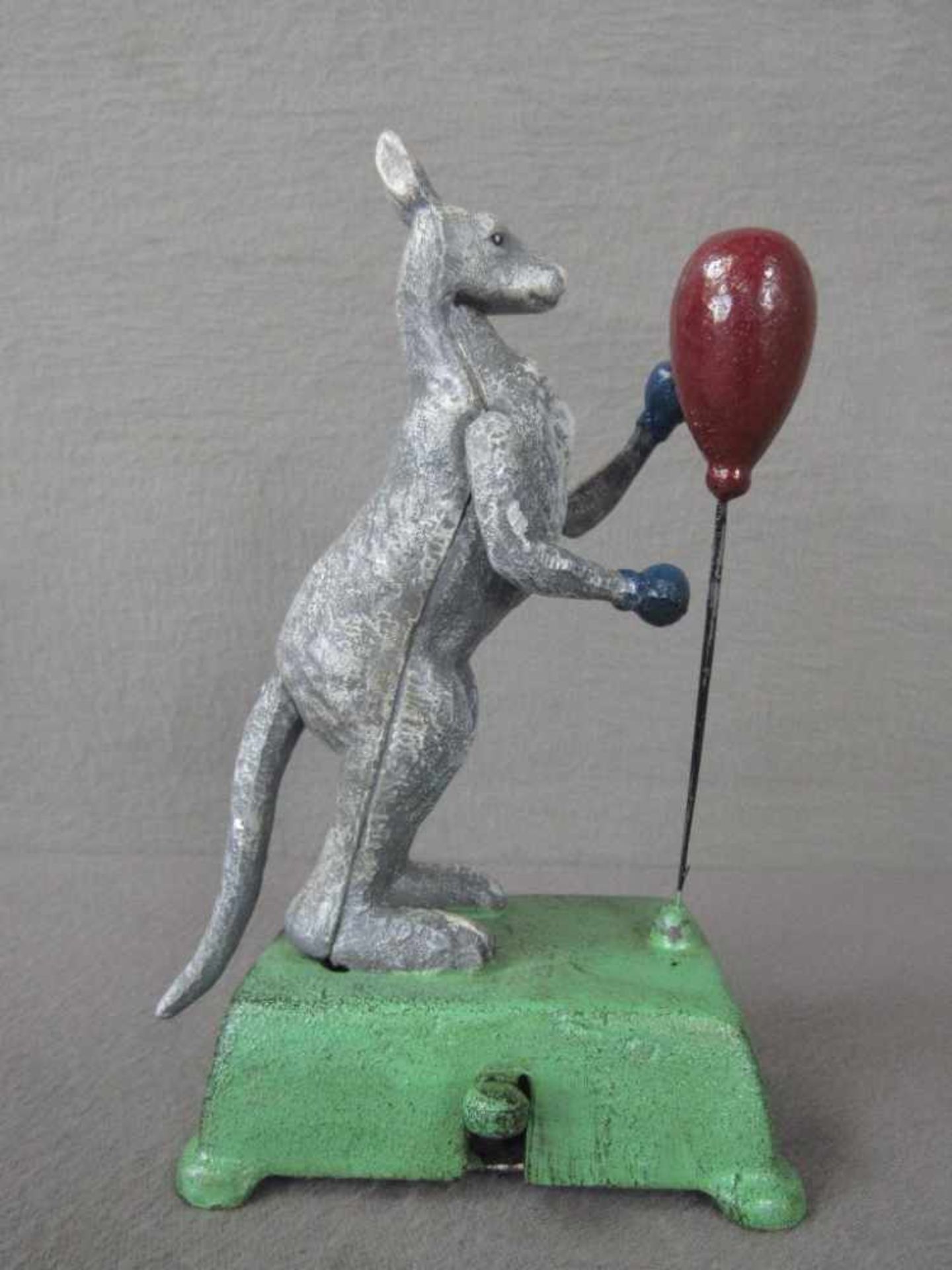 Gußeisernes mechanisches Spielzeug boxendes Känguru farbig gefaßt 20cm hoch