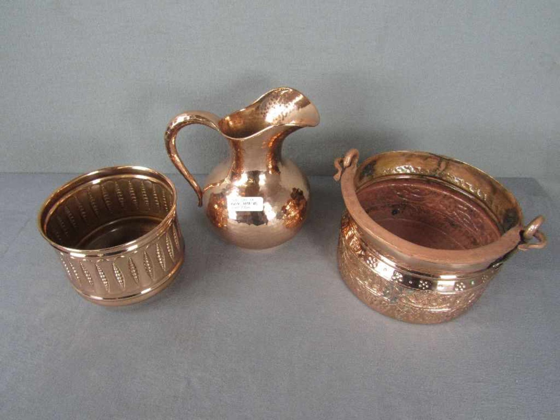 Drei Kupferbehälter