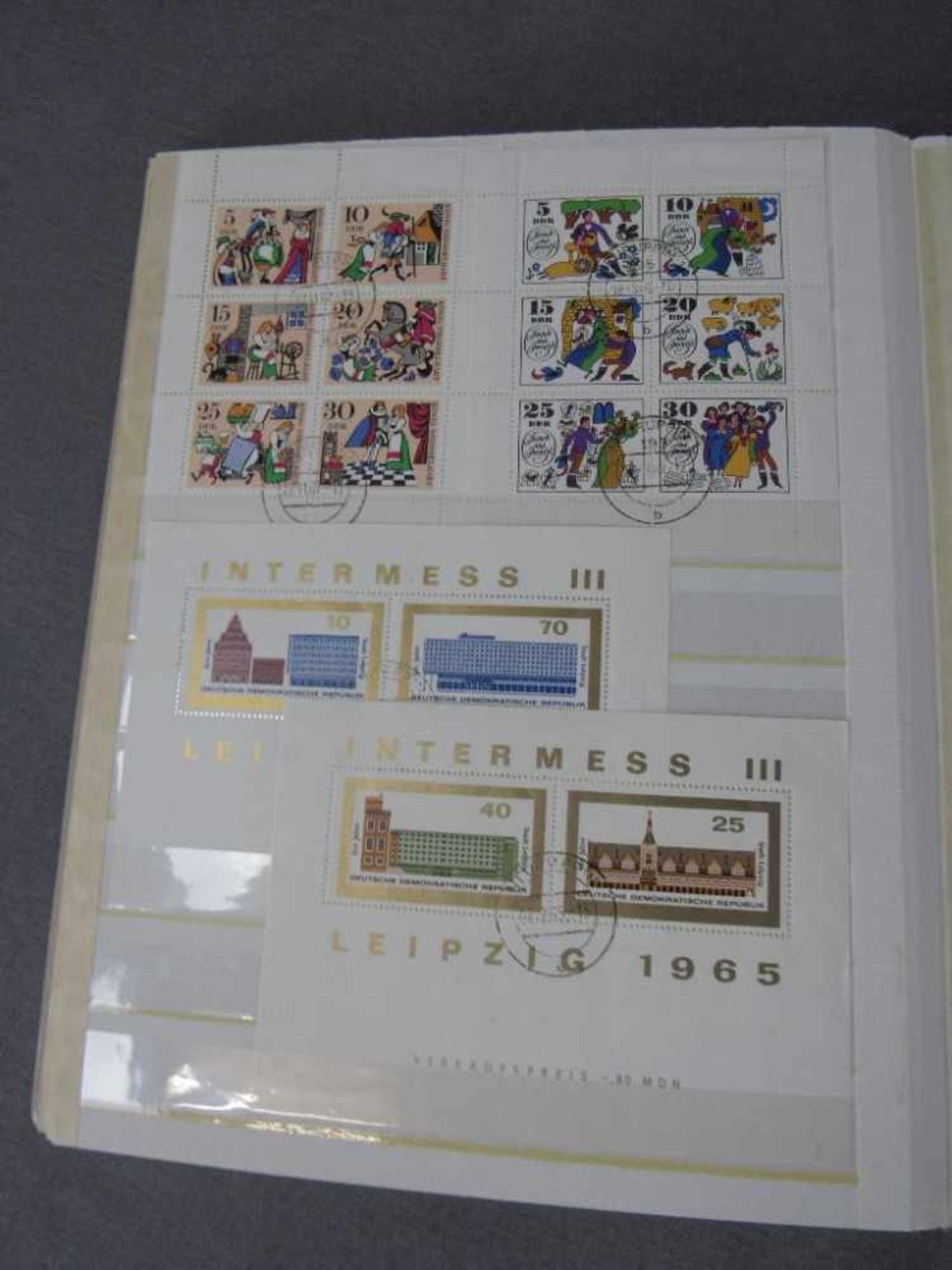Zwei Briefmarkenalben unter anderem die Deutsche Briefmarke 1914-1924 - Bild 12 aus 12
