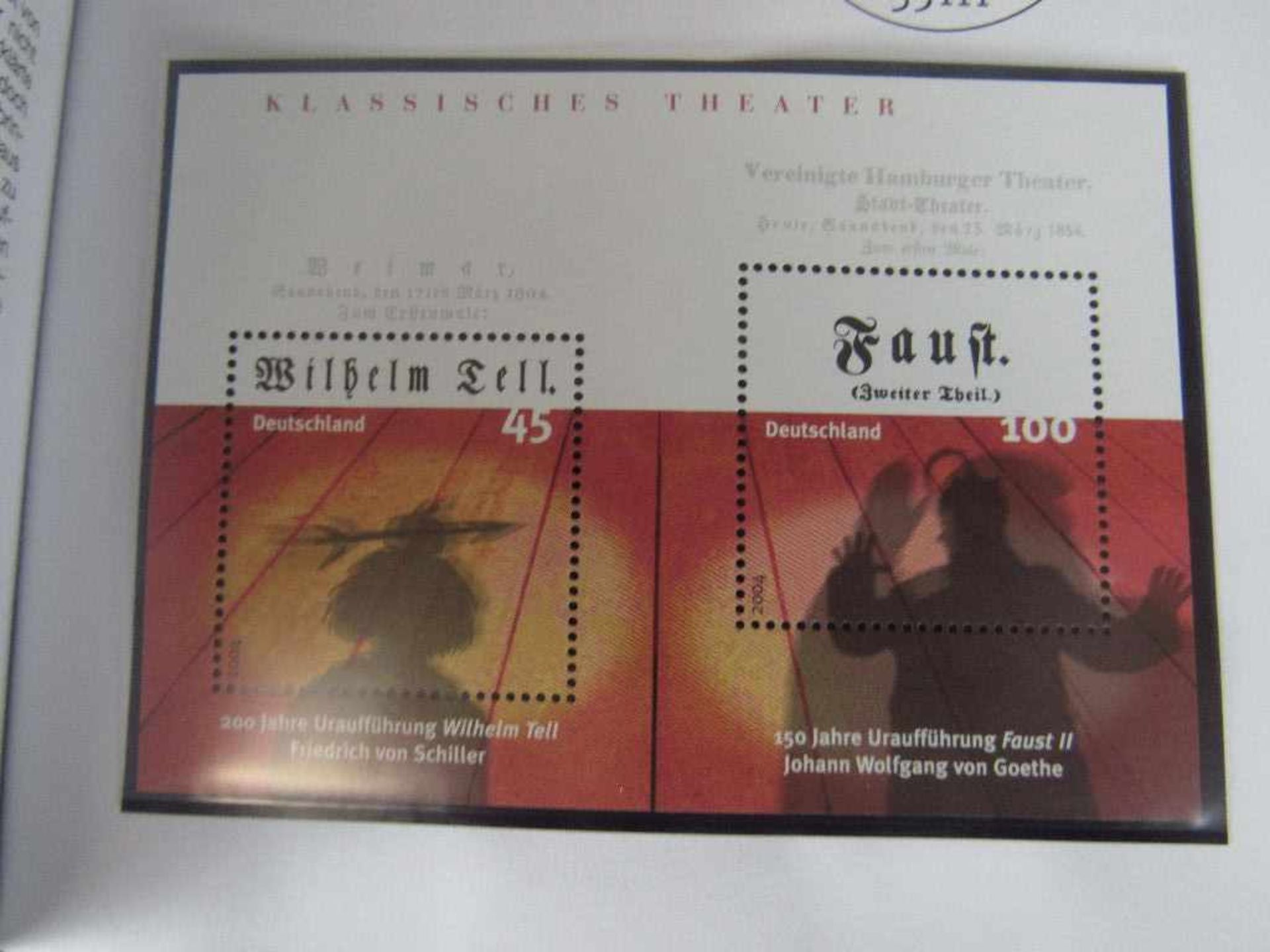 Zwei Briefmarkenalben die Postwertzeichen der Bundesrepublik Deutschland 2004 und 2007 - Bild 4 aus 4