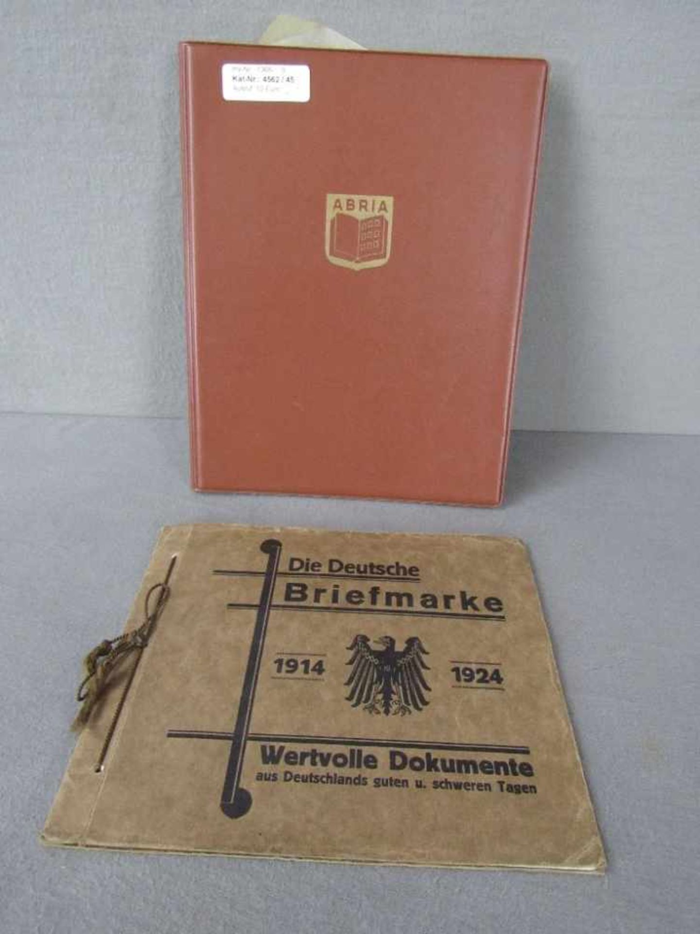 Zwei Briefmarkenalben unter anderem die Deutsche Briefmarke 1914-1924