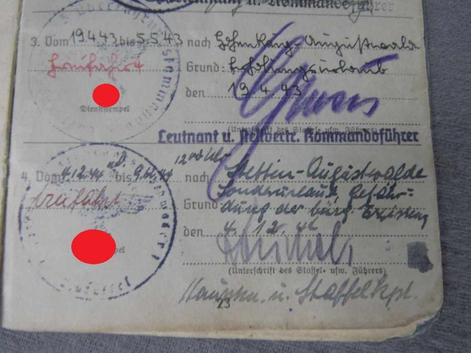 Vier Ausweise Luftwaffe 2.WK Soldbuch, Militärflugzeugführerschein, Soldbuch mit Eintragungen - Bild 9 aus 13