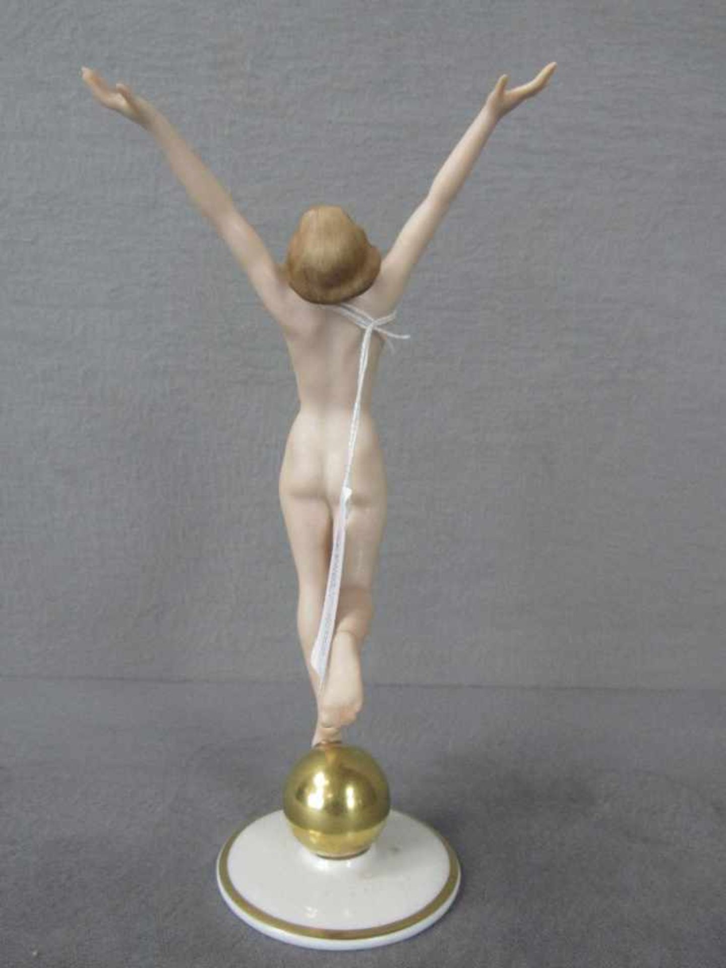 Figurine Porzellanfigur auf Rundplinte Sonnenkind Entwurf Karl Tutter Hutschenreuther 21cm hoch - Bild 3 aus 4