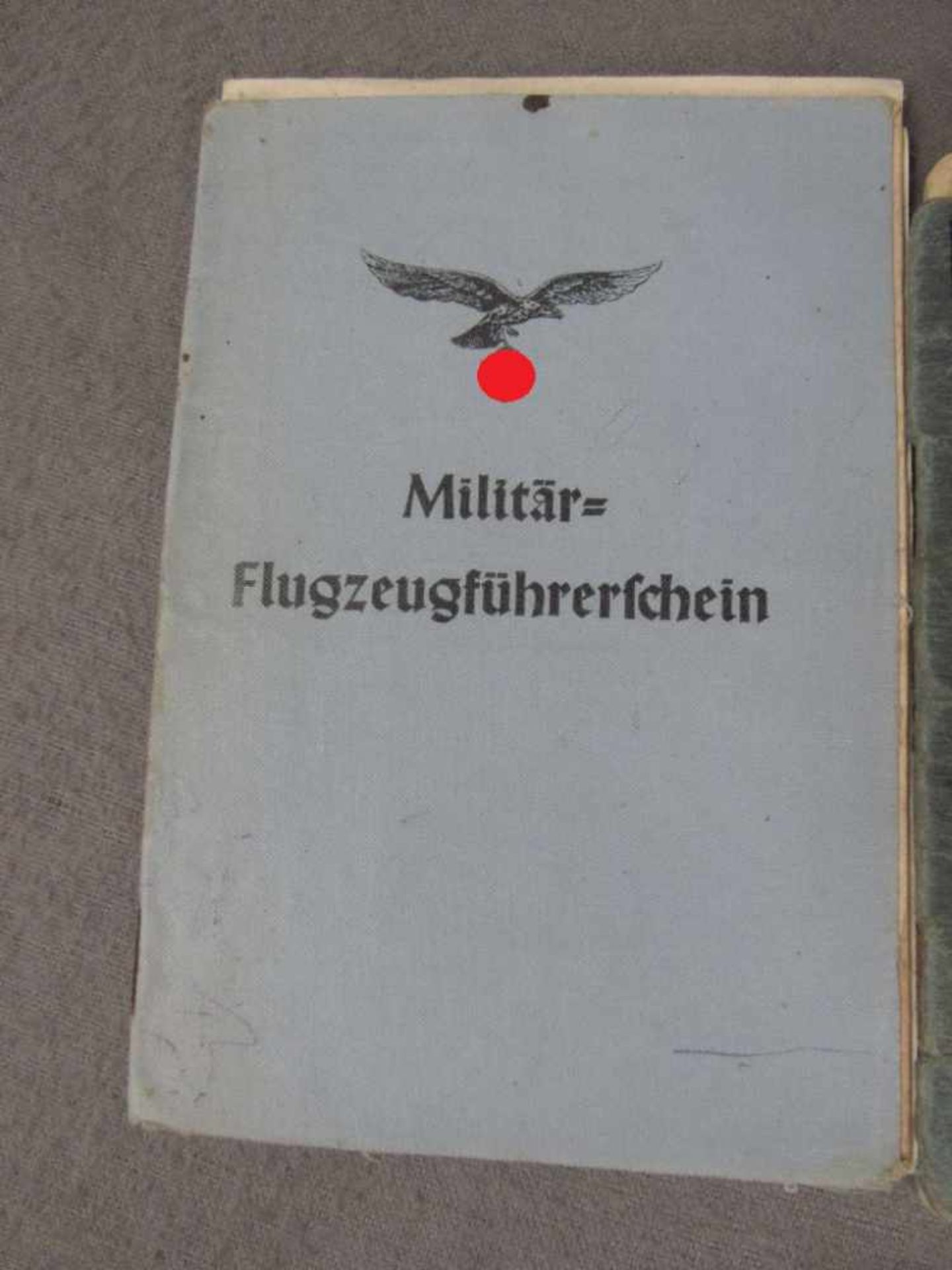 Vier Ausweise Luftwaffe 2.WK Soldbuch, Militärflugzeugführerschein, Soldbuch mit Eintragungen - Bild 3 aus 13