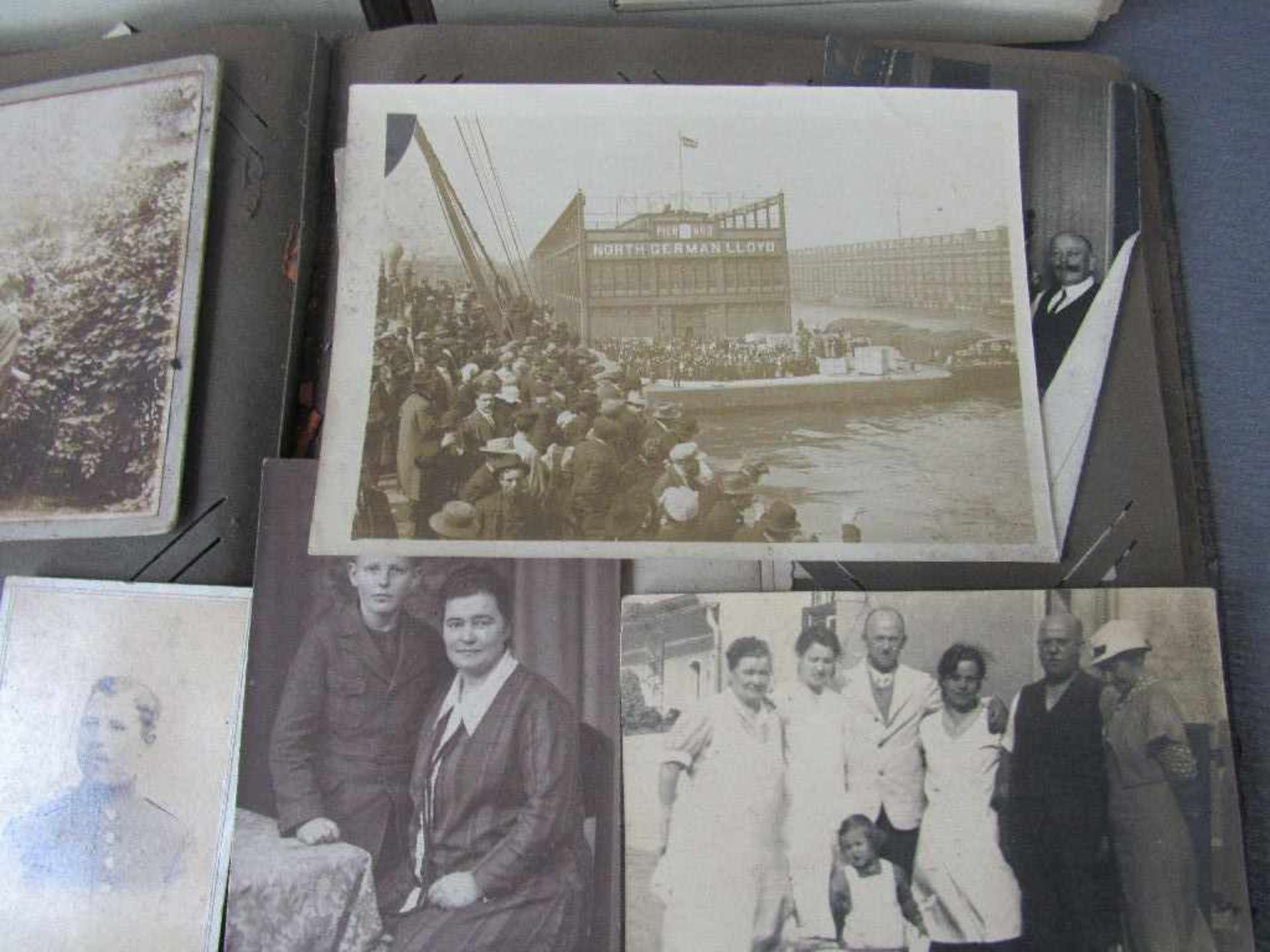 Zwei große prall gefüllte Foto bzw Postkartenalben um 1900 - Bild 3 aus 7